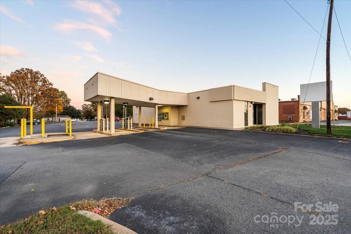 704 N Cannon Boulevard Property Photo 1