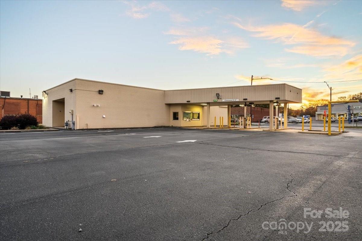 704 N Cannon Boulevard Property Photo 2