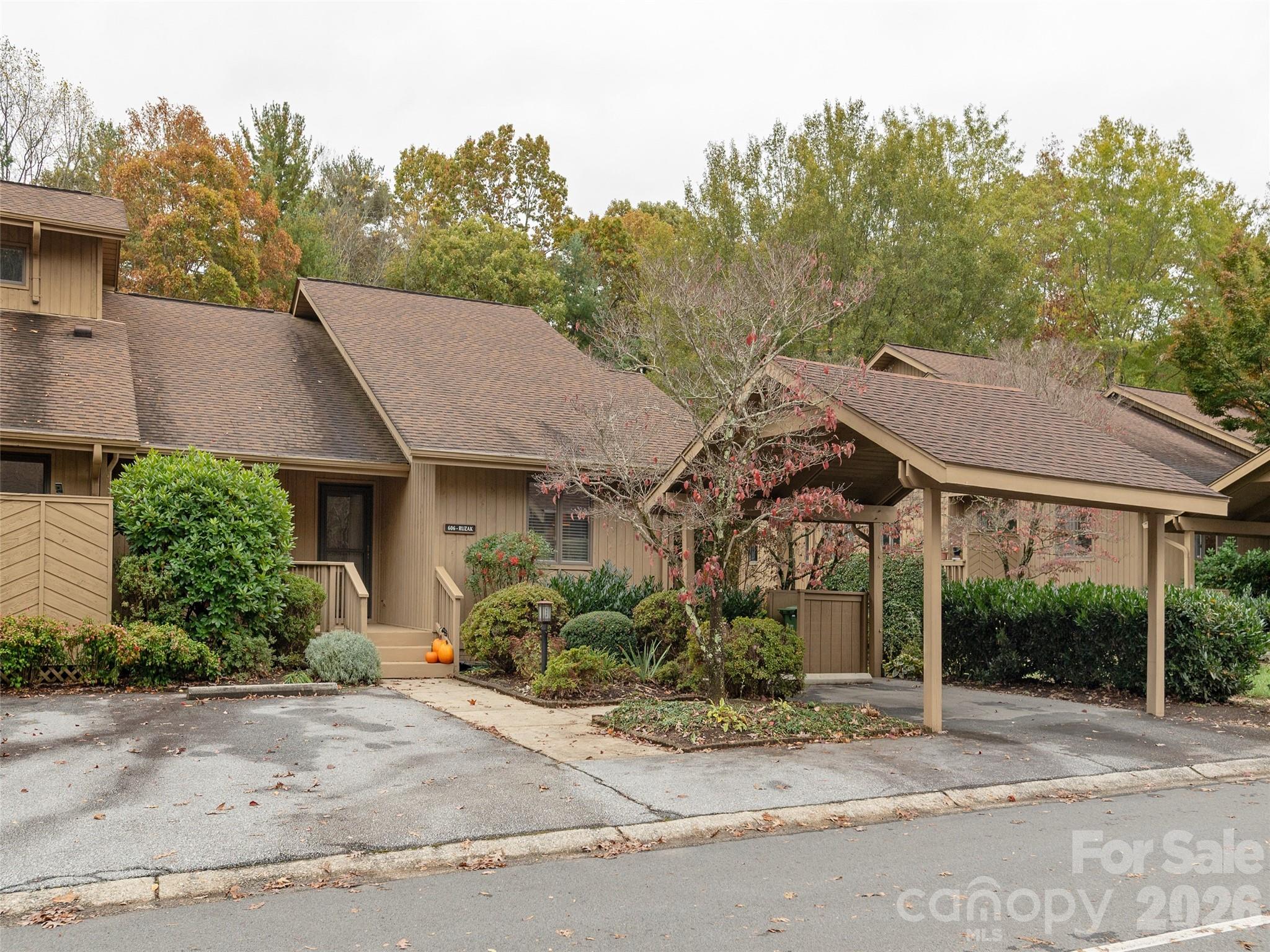 606 Red Oak Drive Property Photo 1
