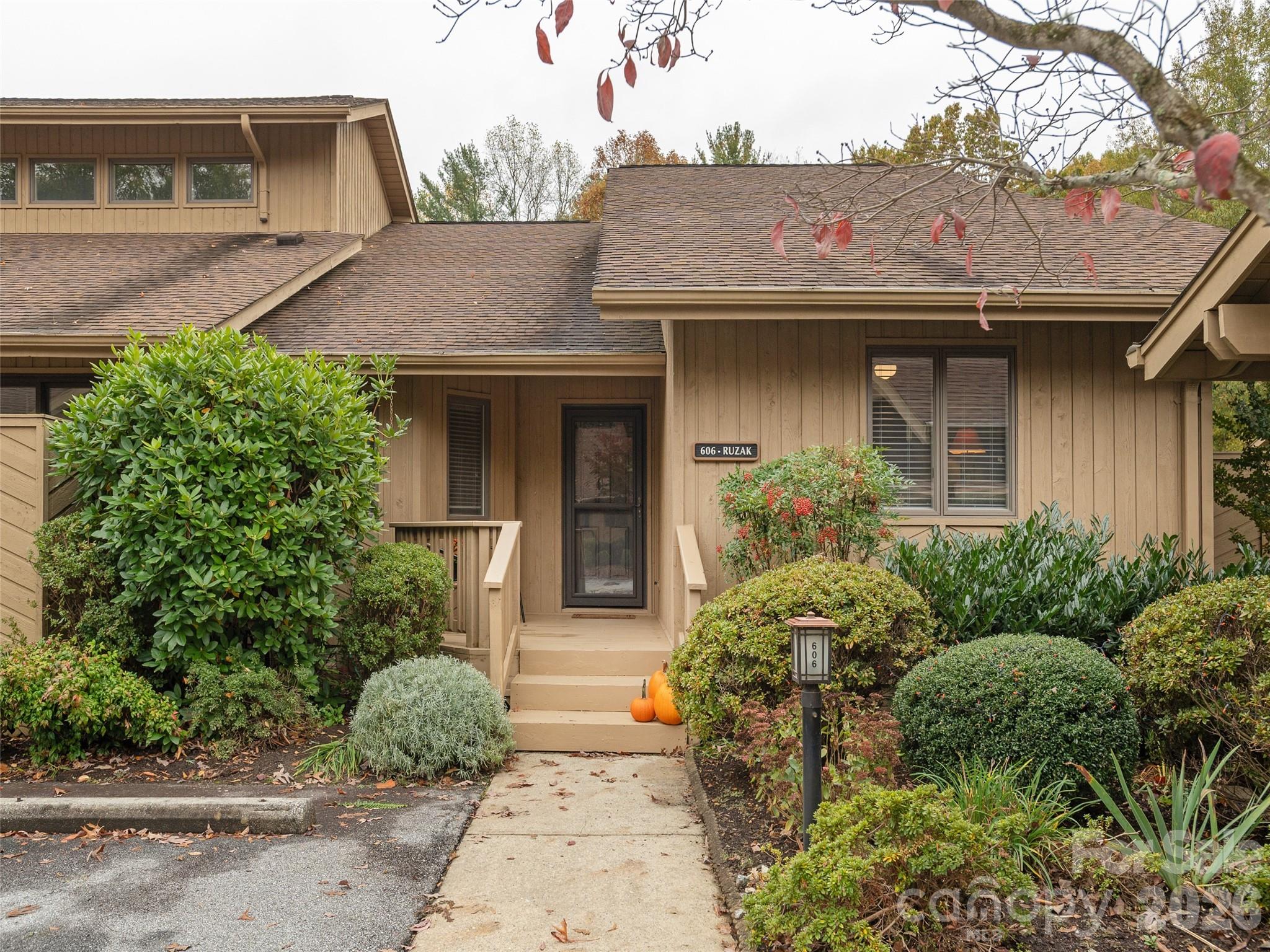 606 Red Oak Drive Property Photo 2