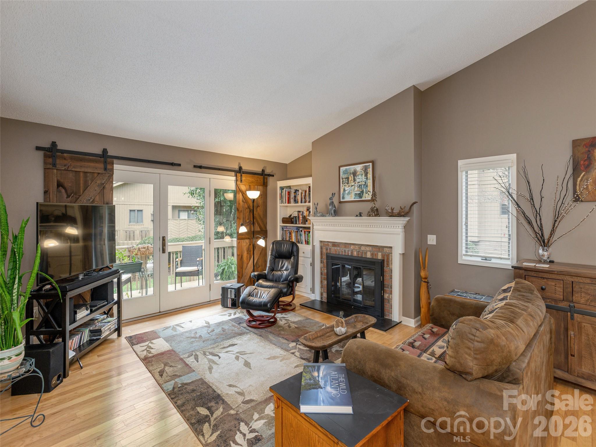 606 Red Oak Drive Property Photo 5