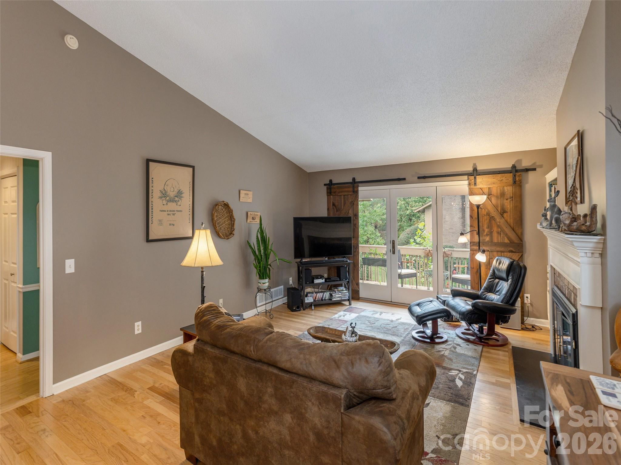 606 Red Oak Drive Property Photo 6