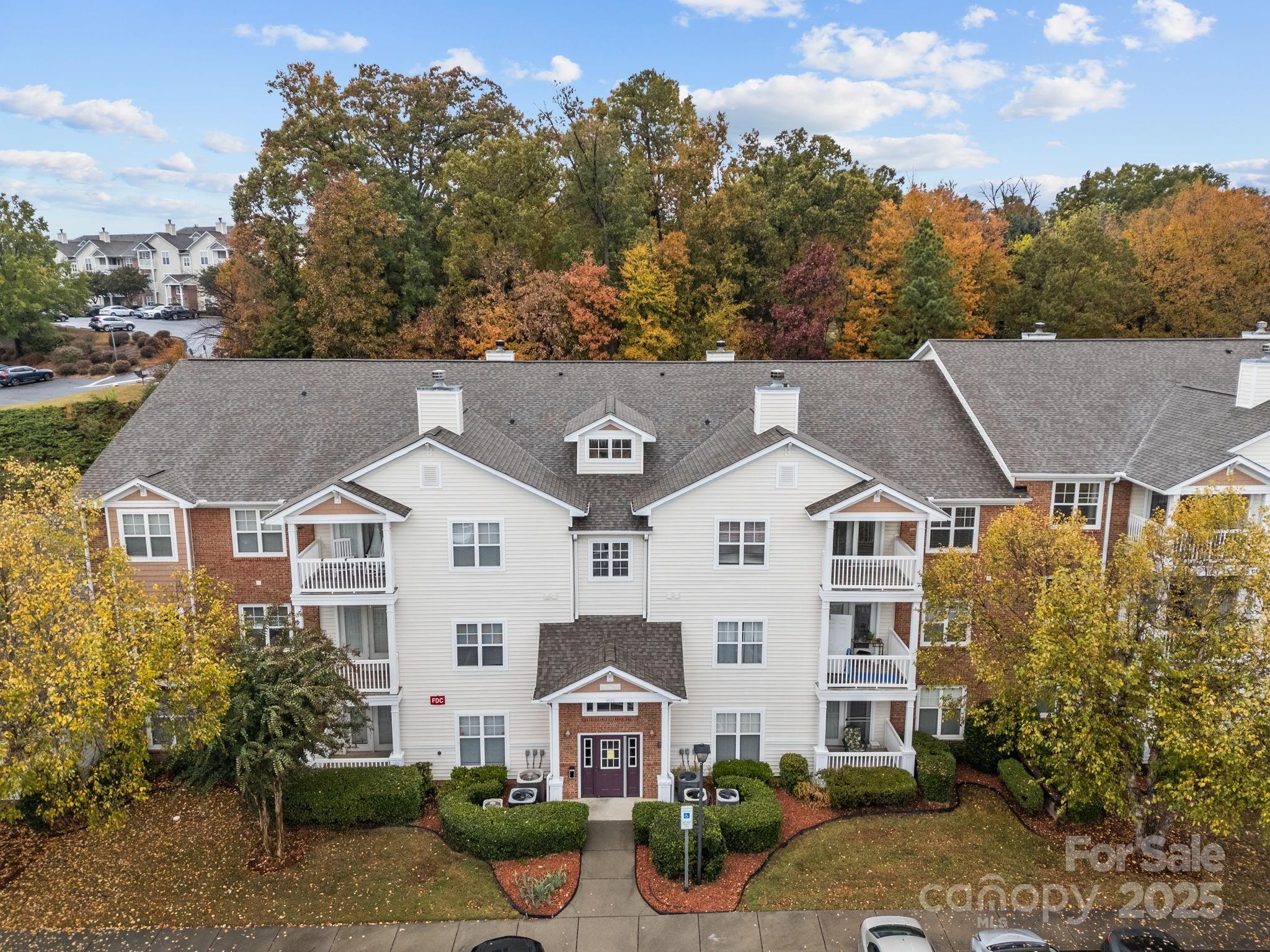 9950 Hyde Glen Court Property Photo 3