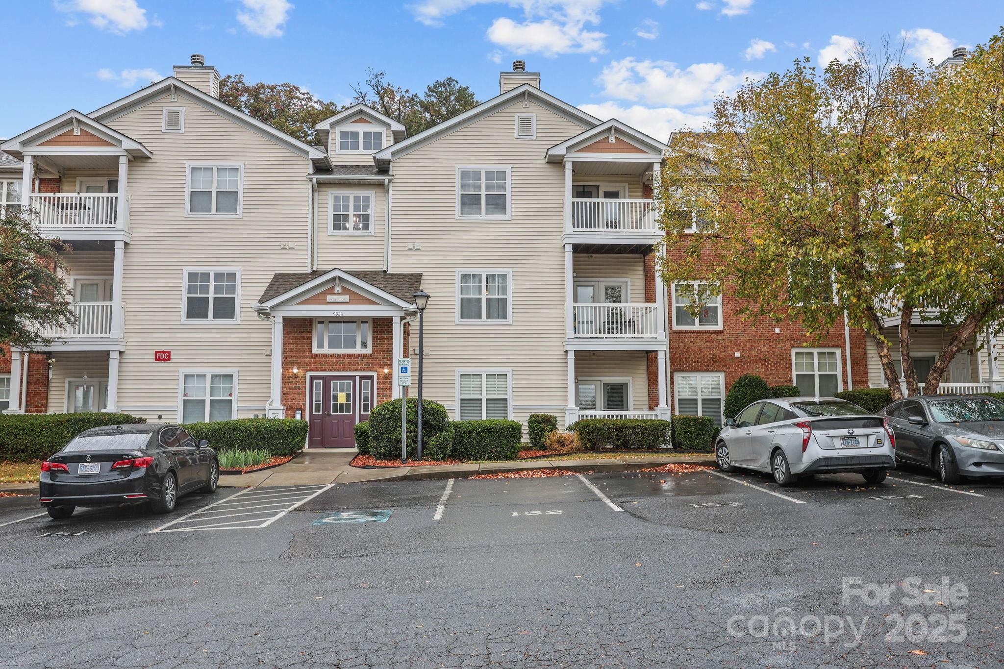 9950 Hyde Glen Court Property Photo 4