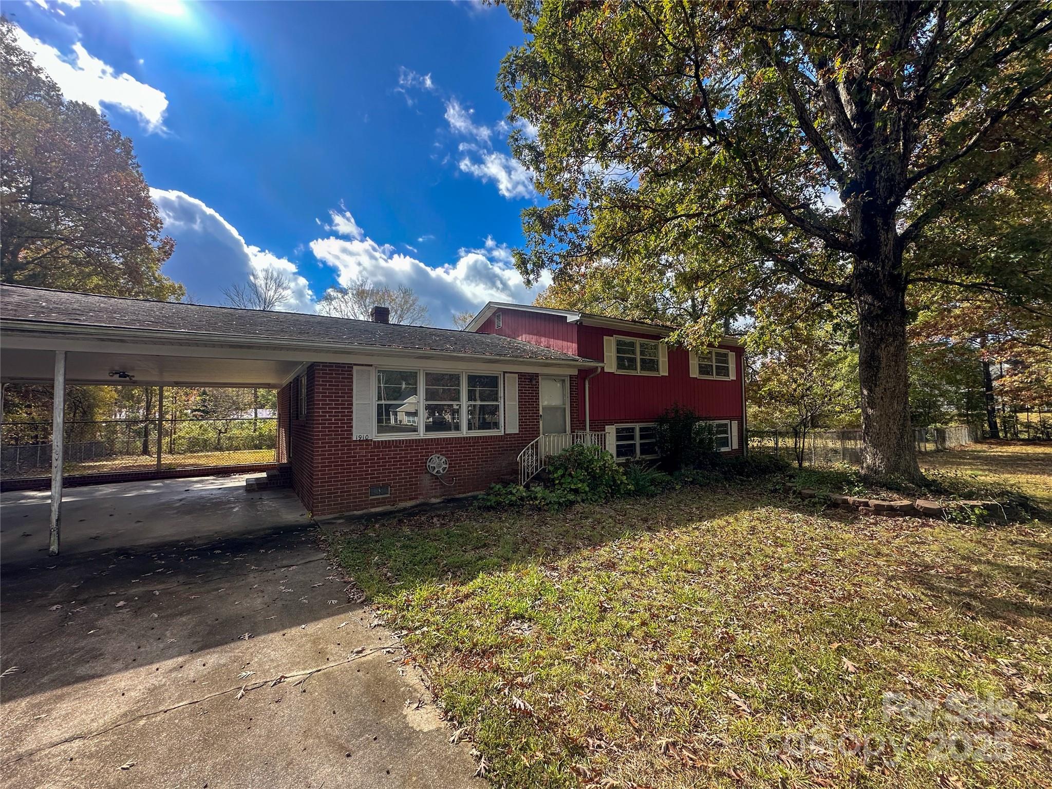 1910 Midwood Drive Property Photo 1
