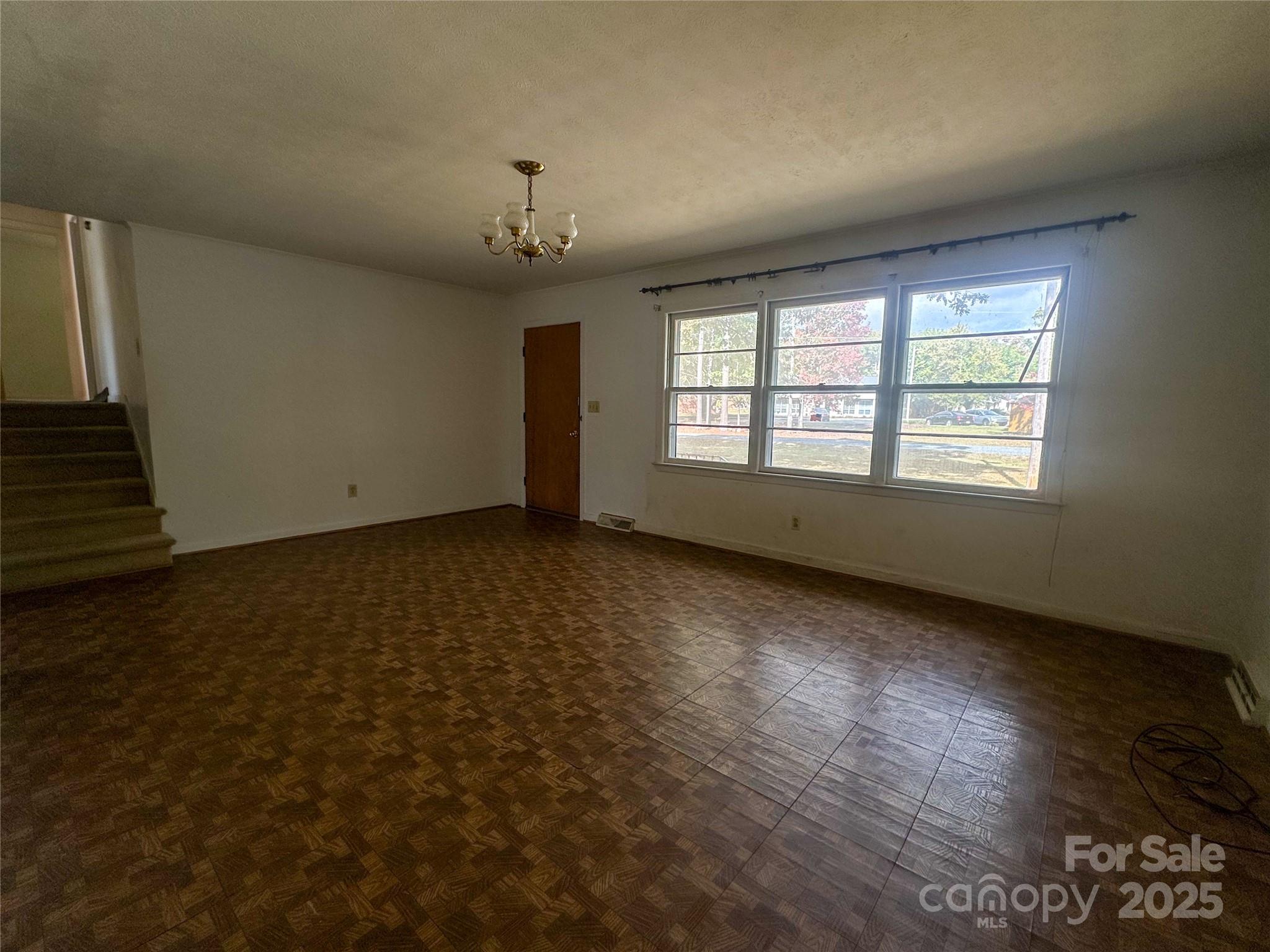 1910 Midwood Drive Property Photo 2