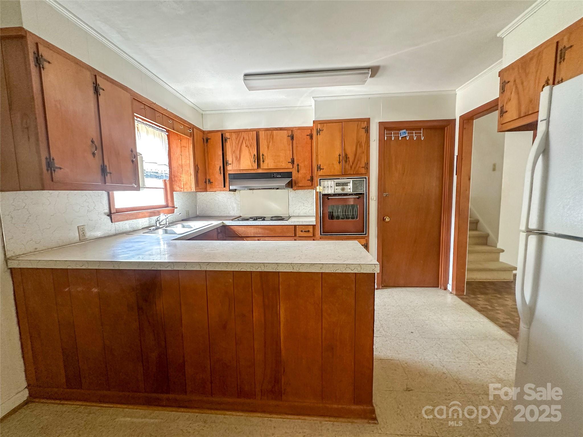1910 Midwood Drive Property Photo 4