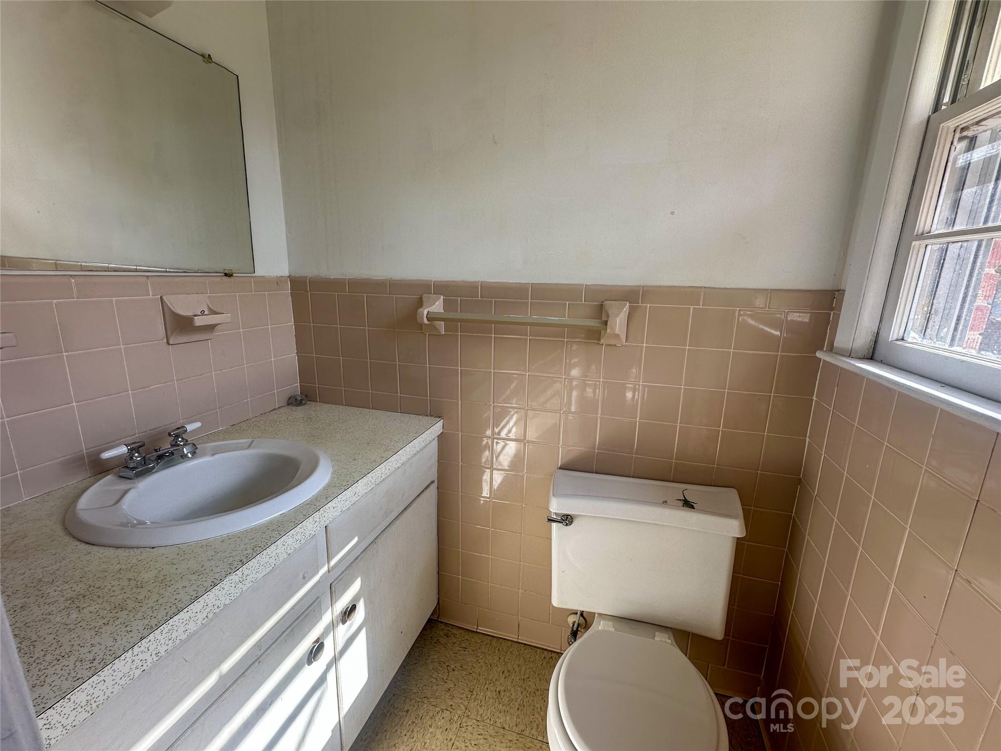 1910 Midwood Drive Property Photo 9