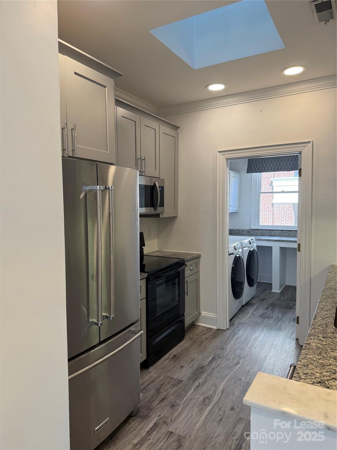 2315 Selwyn Avenue I Property Photo 3