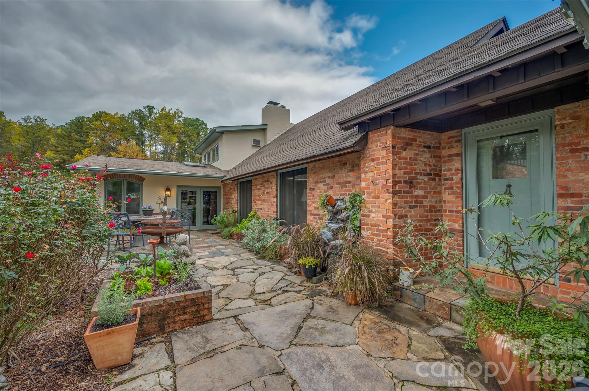 936 Golden Road Property Photo 5