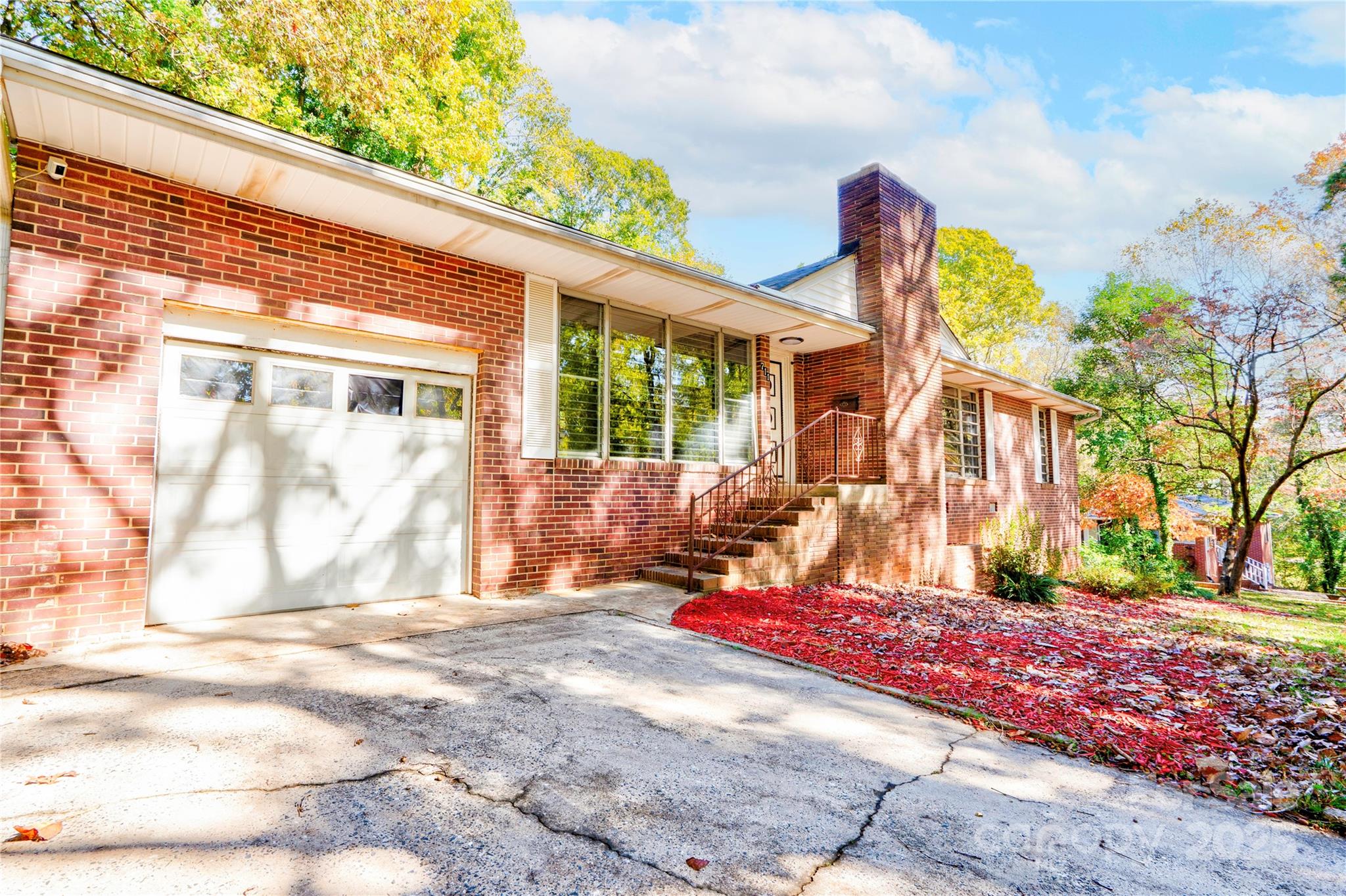 711 Groves Street Property Photo 3