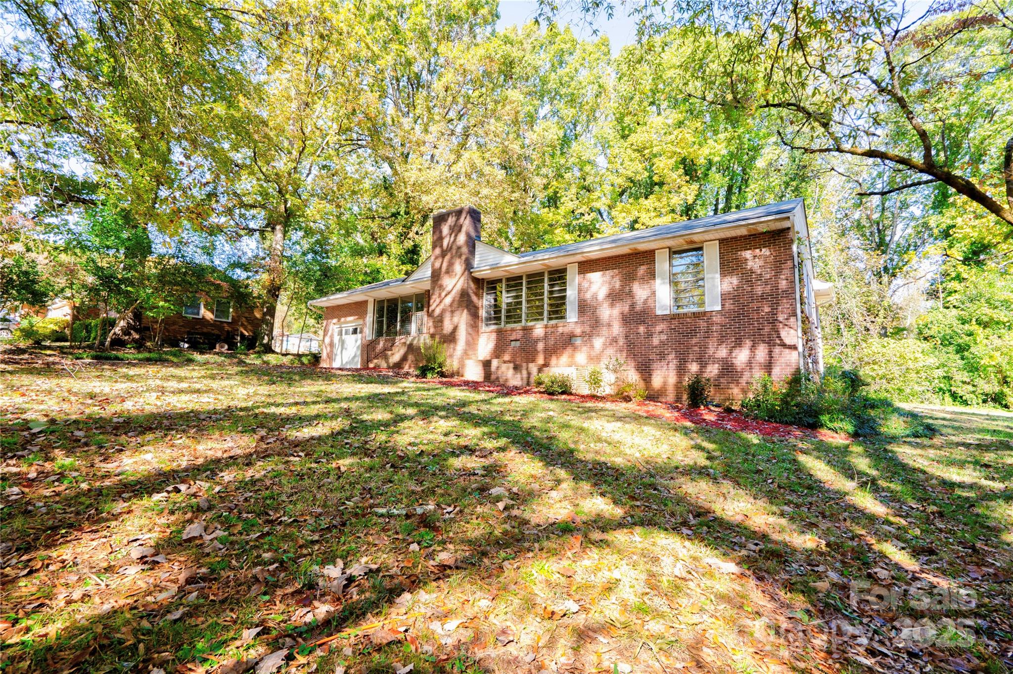 711 Groves Street Property Photo 4