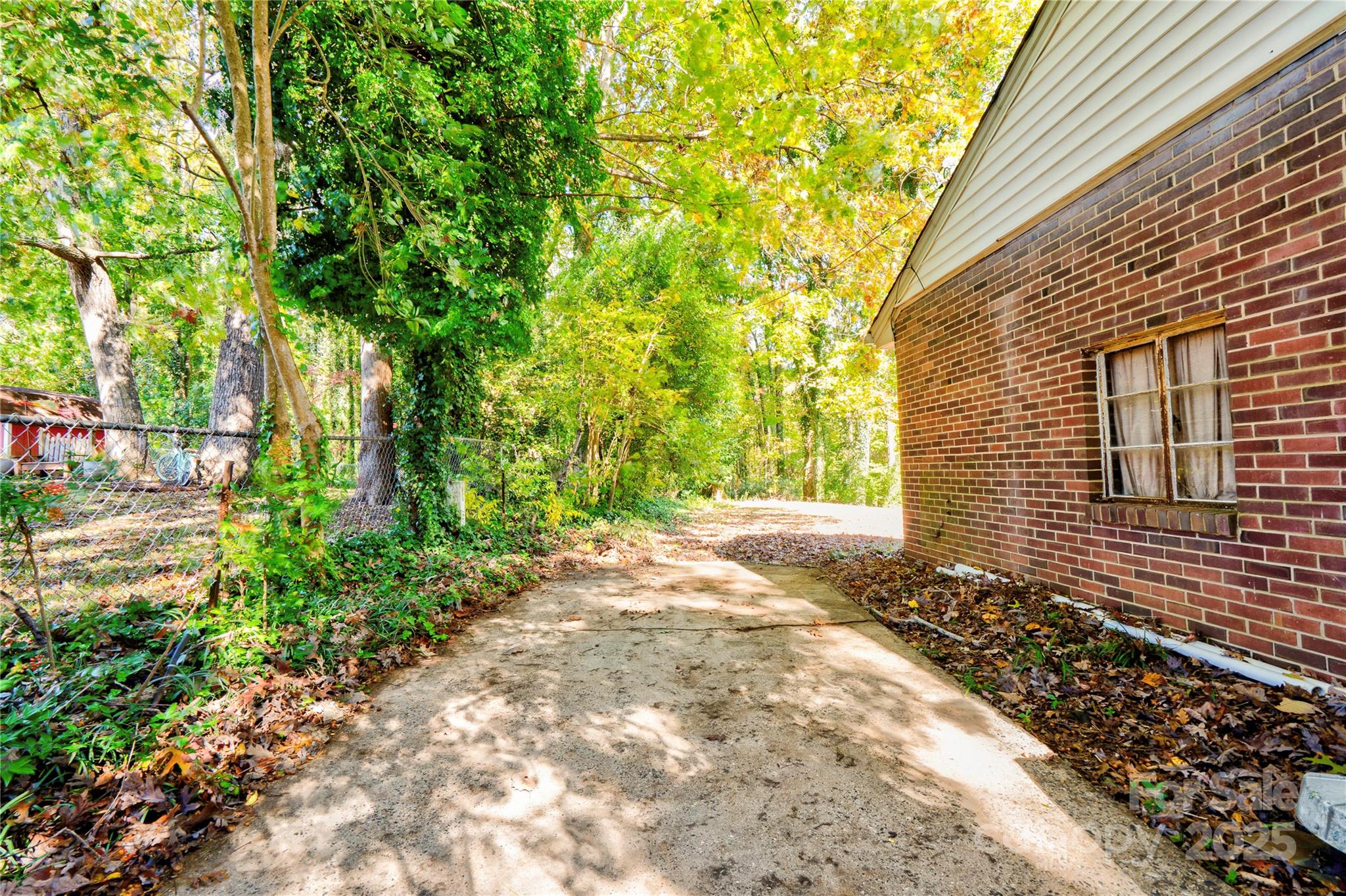 711 Groves Street Property Photo 5