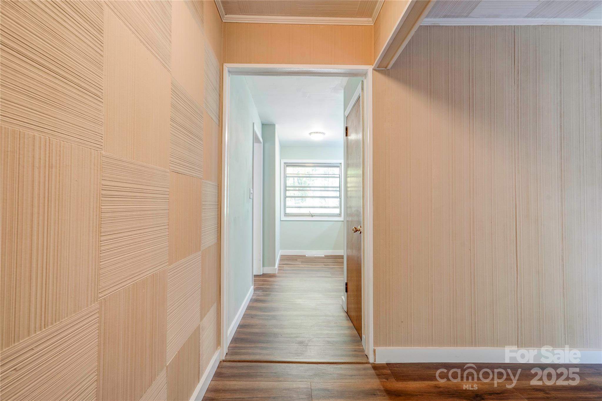 711 Groves Street Property Photo 6