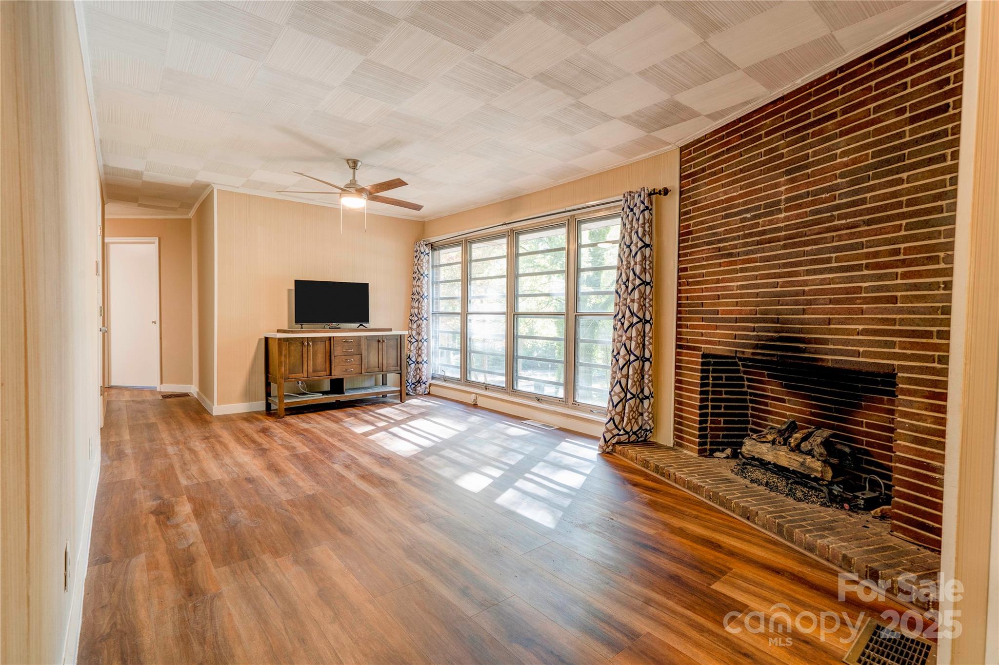 711 Groves Street Property Photo 8