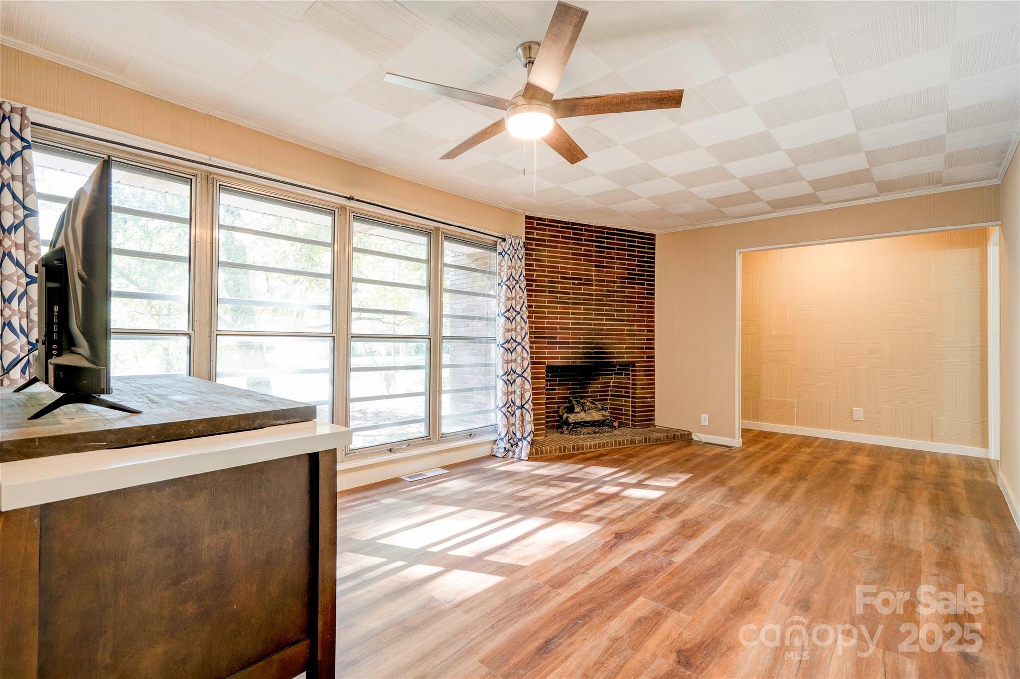 711 Groves Street Property Photo 9