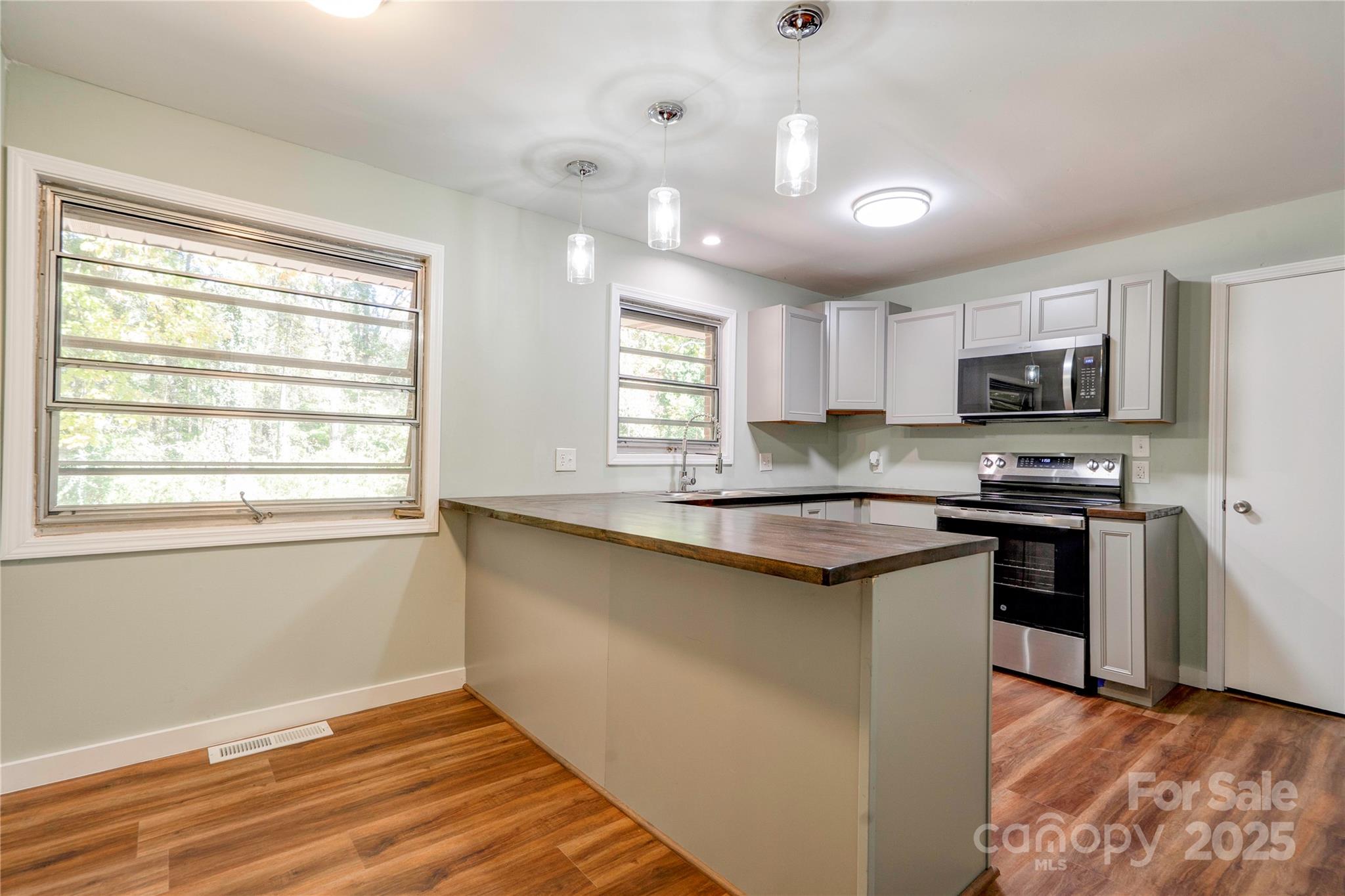 711 Groves Street Property Photo 10