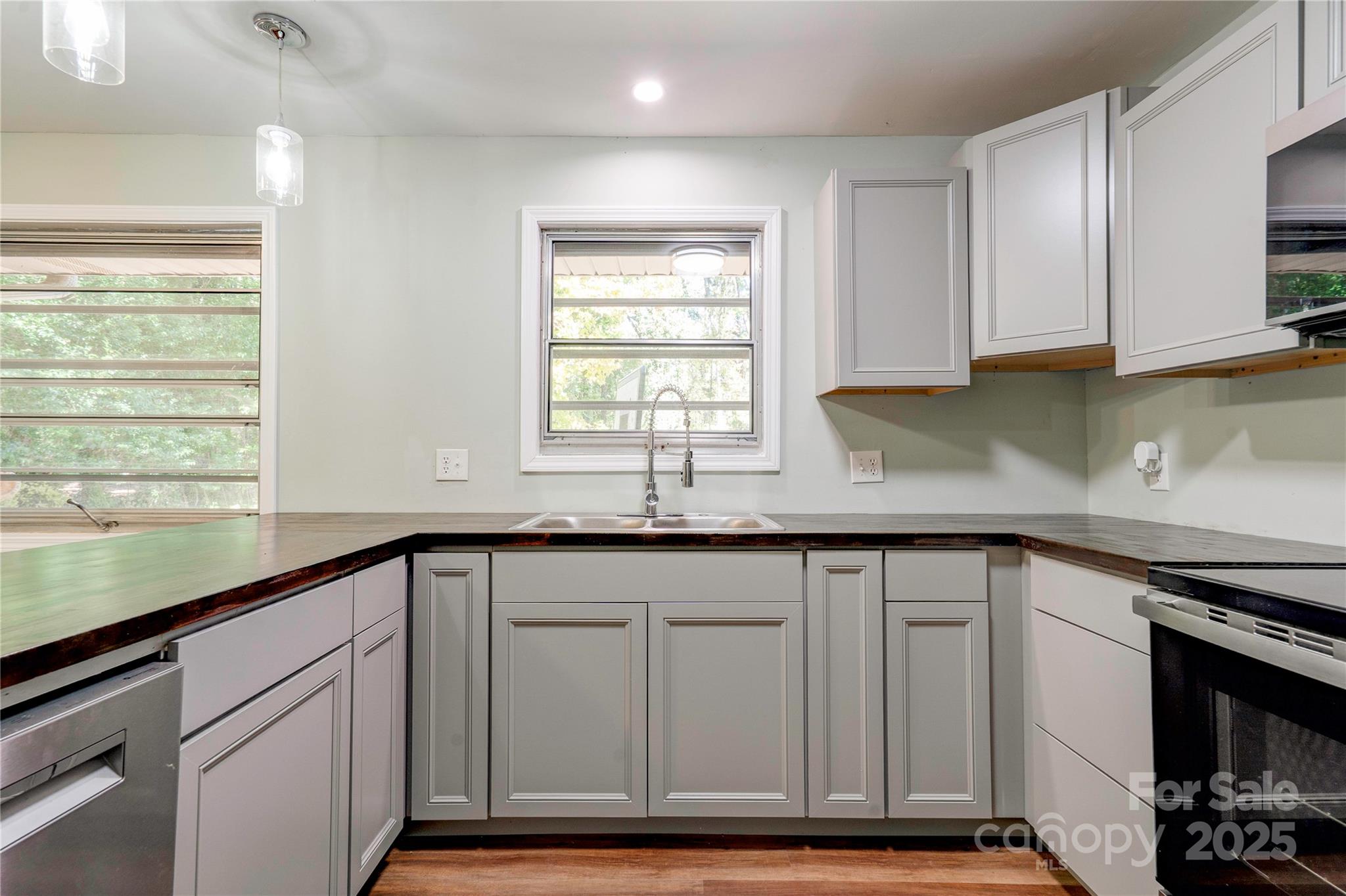 711 Groves Street Property Photo 11