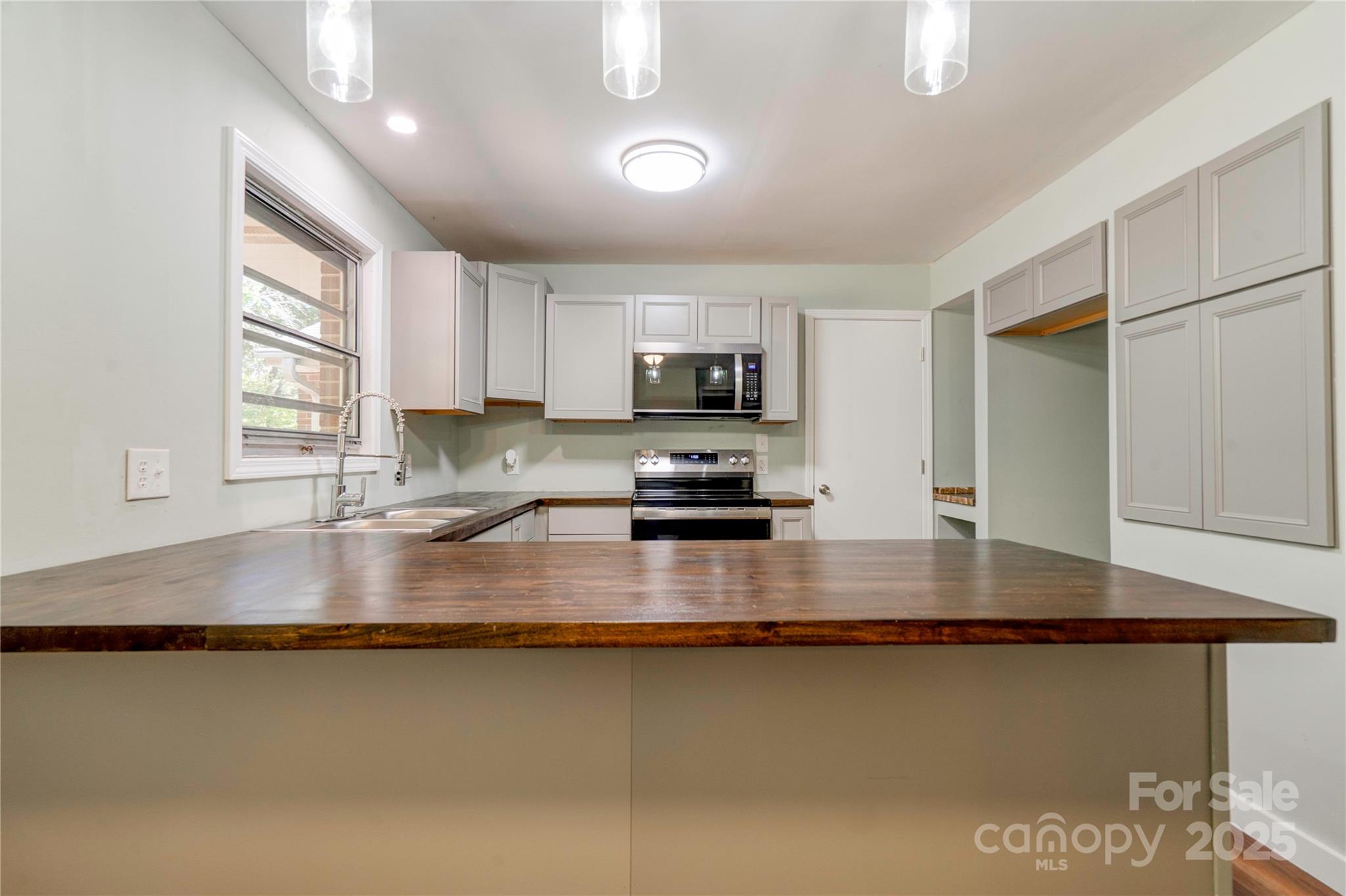 711 Groves Street Property Photo 12