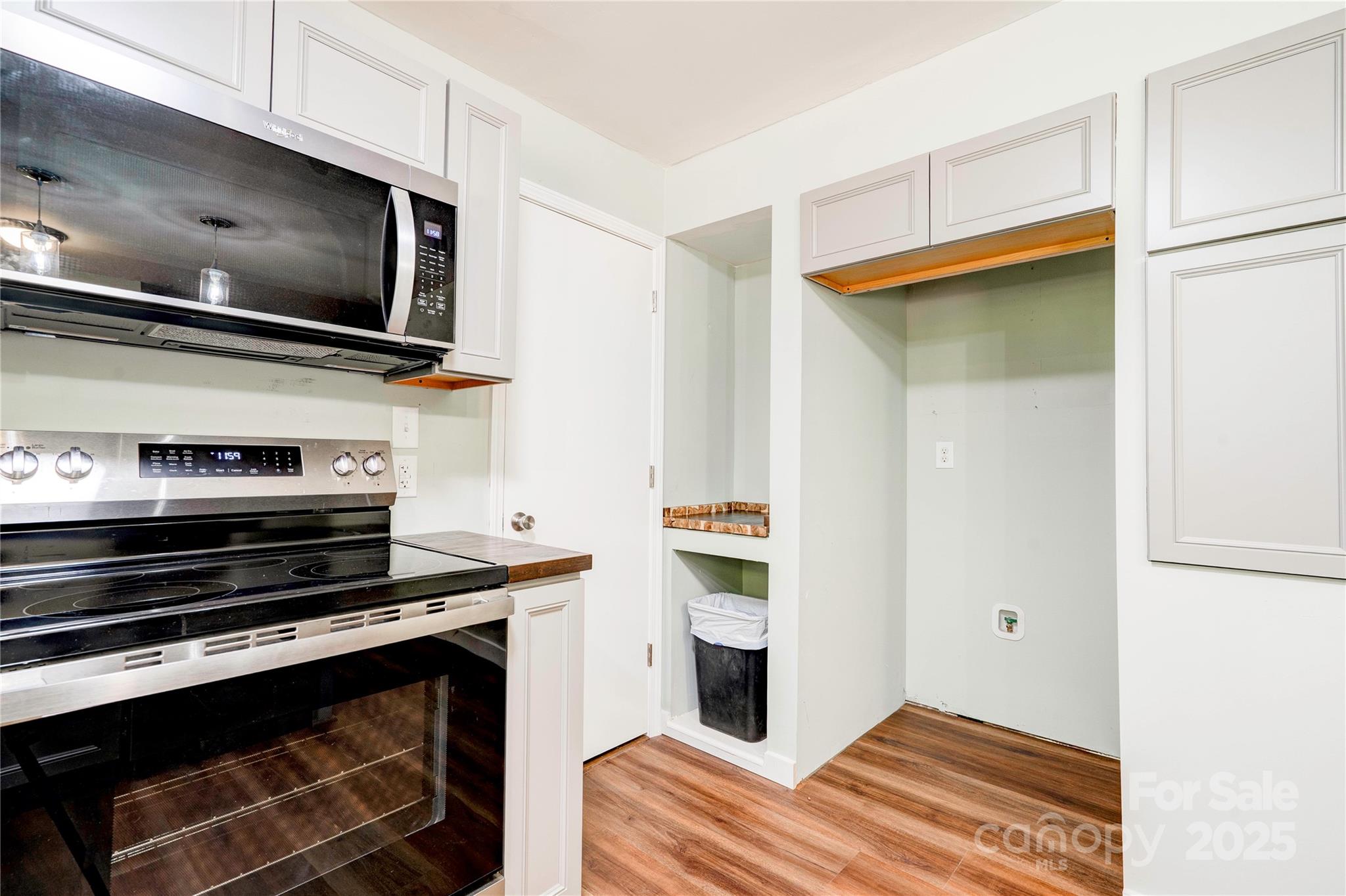 711 Groves Street Property Photo 14