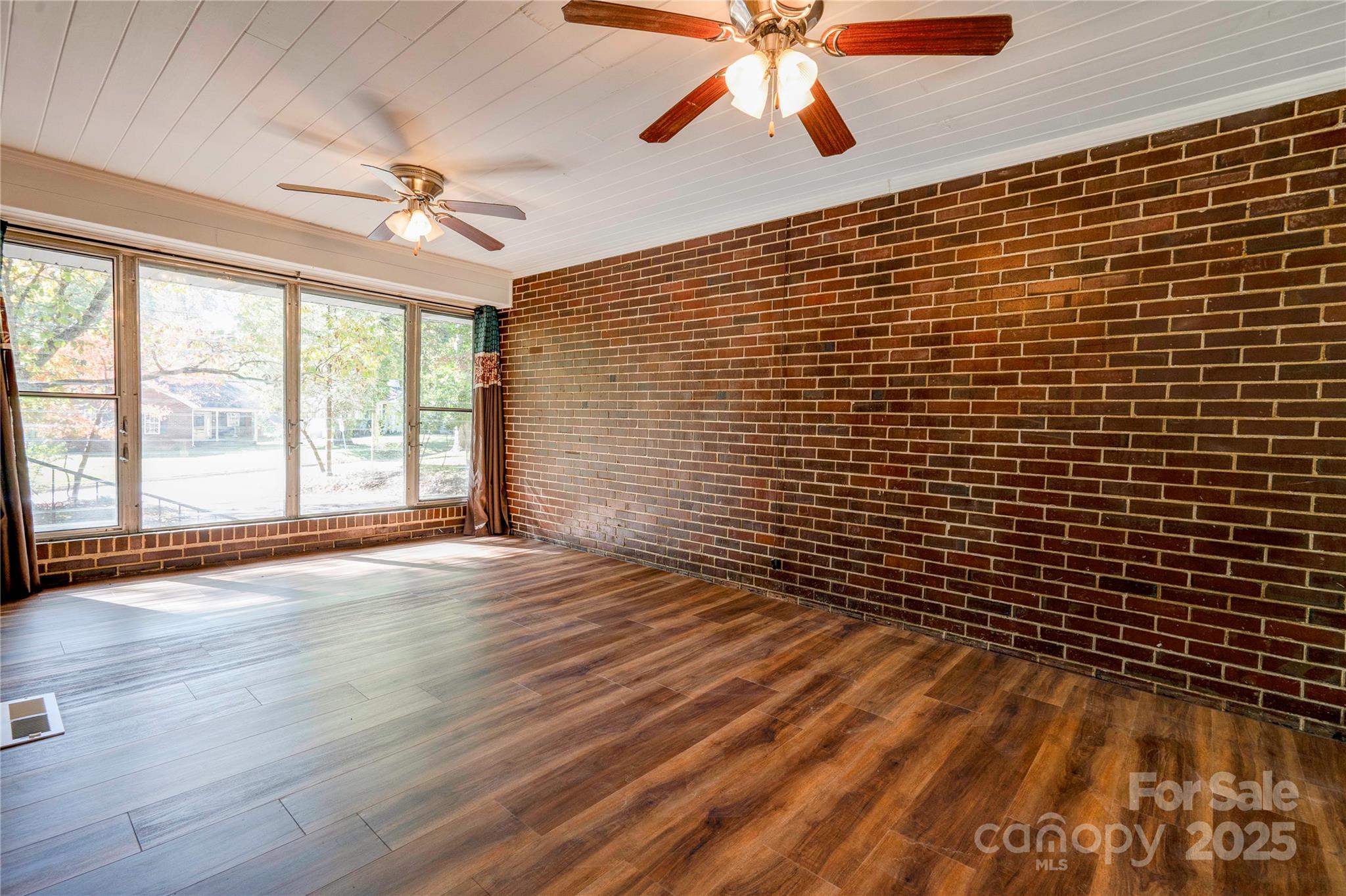 711 Groves Street Property Photo 16