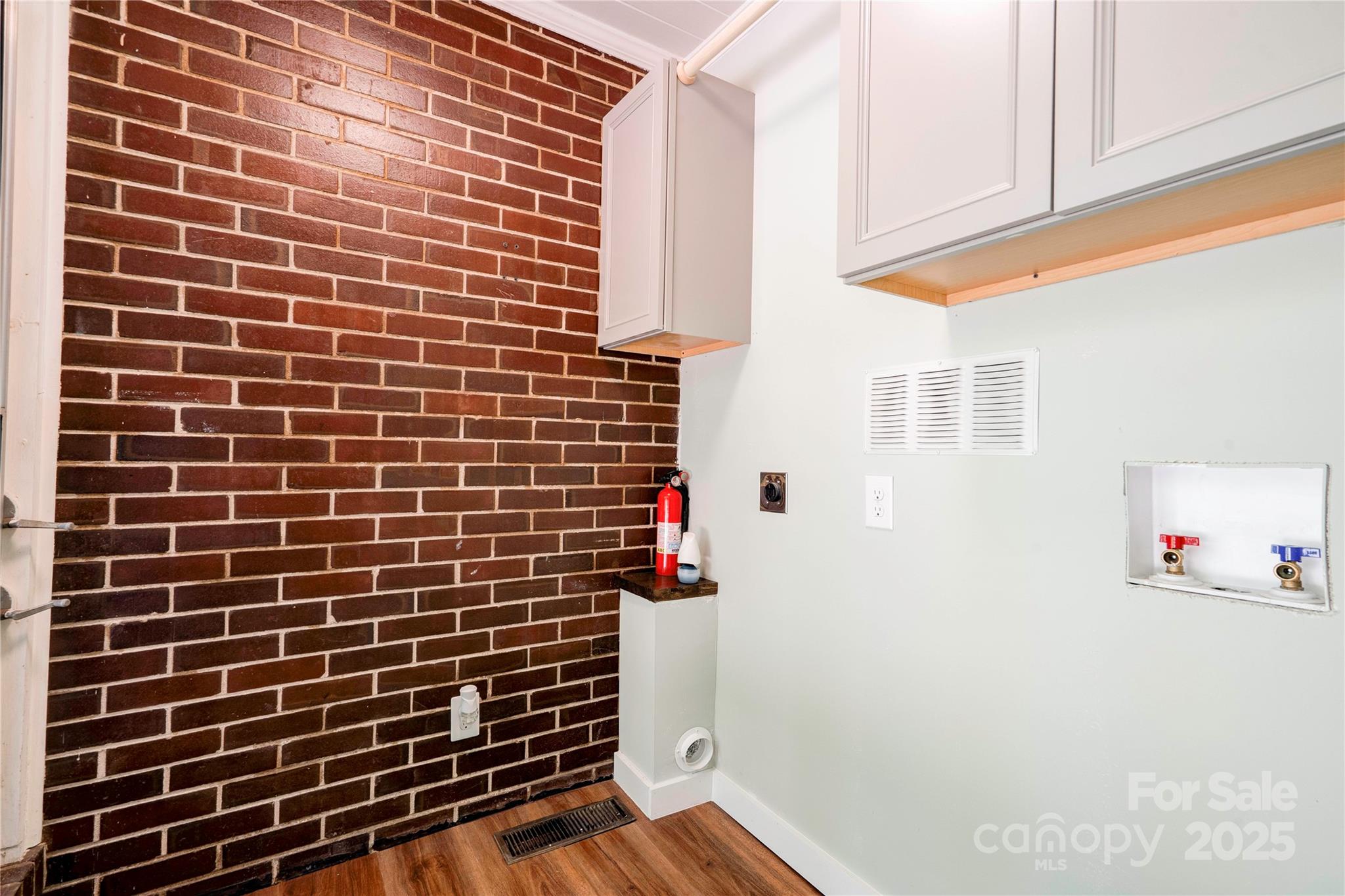 711 Groves Street Property Photo 18