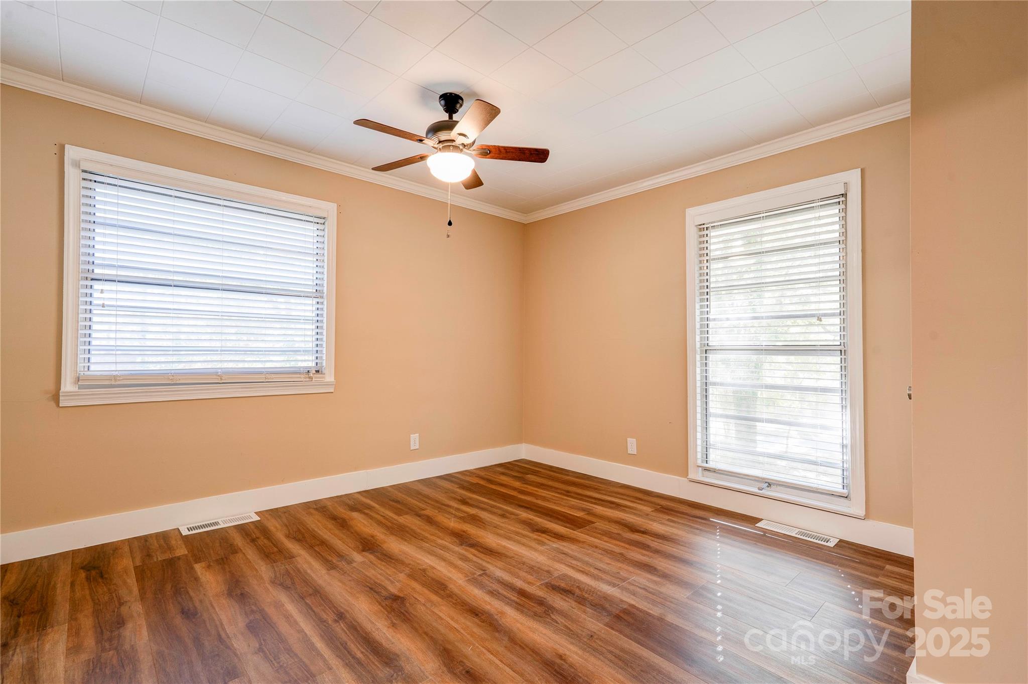 711 Groves Street Property Photo 21