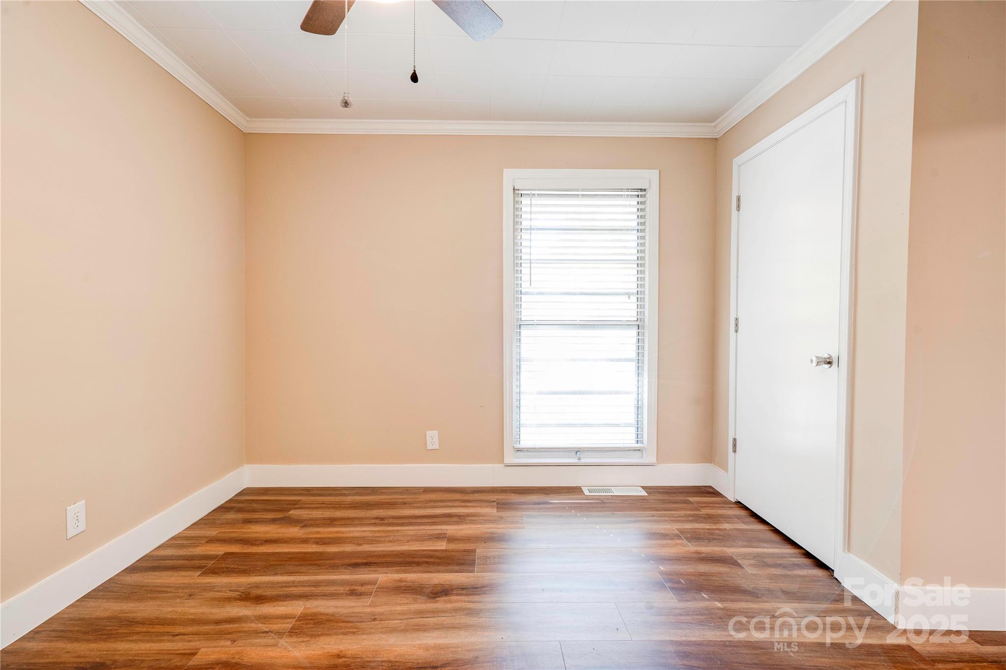 711 Groves Street Property Photo 22