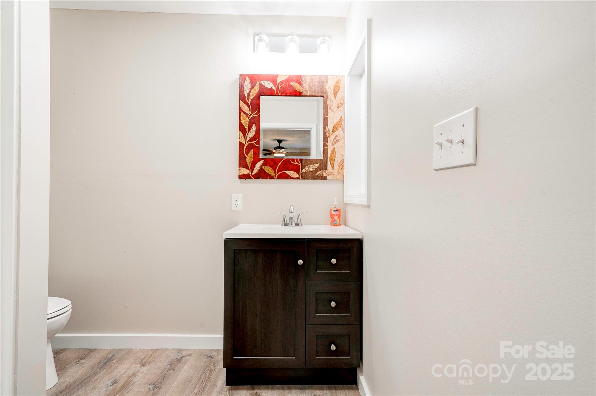 711 Groves Street Property Photo 23