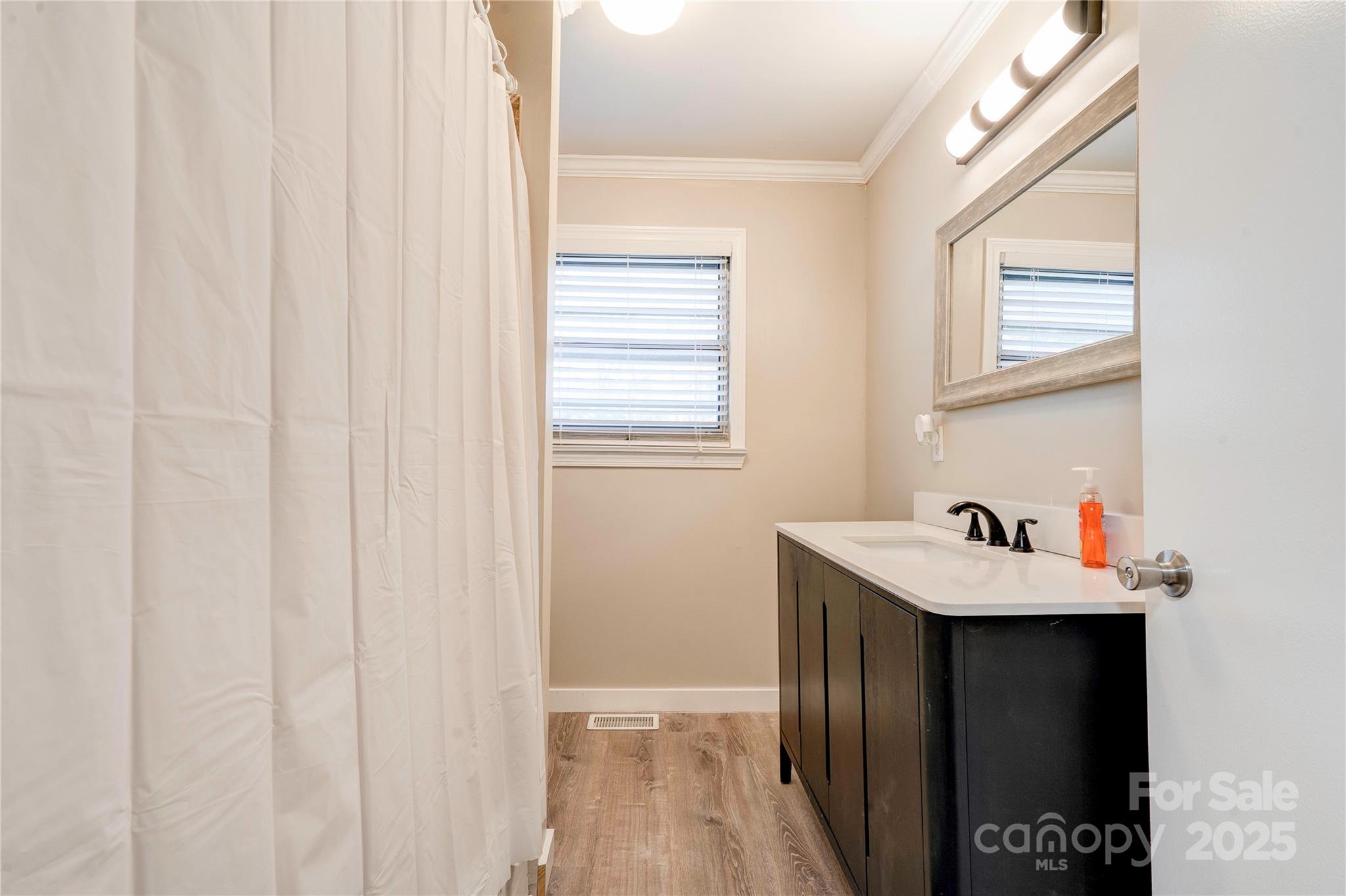 711 Groves Street Property Photo 28