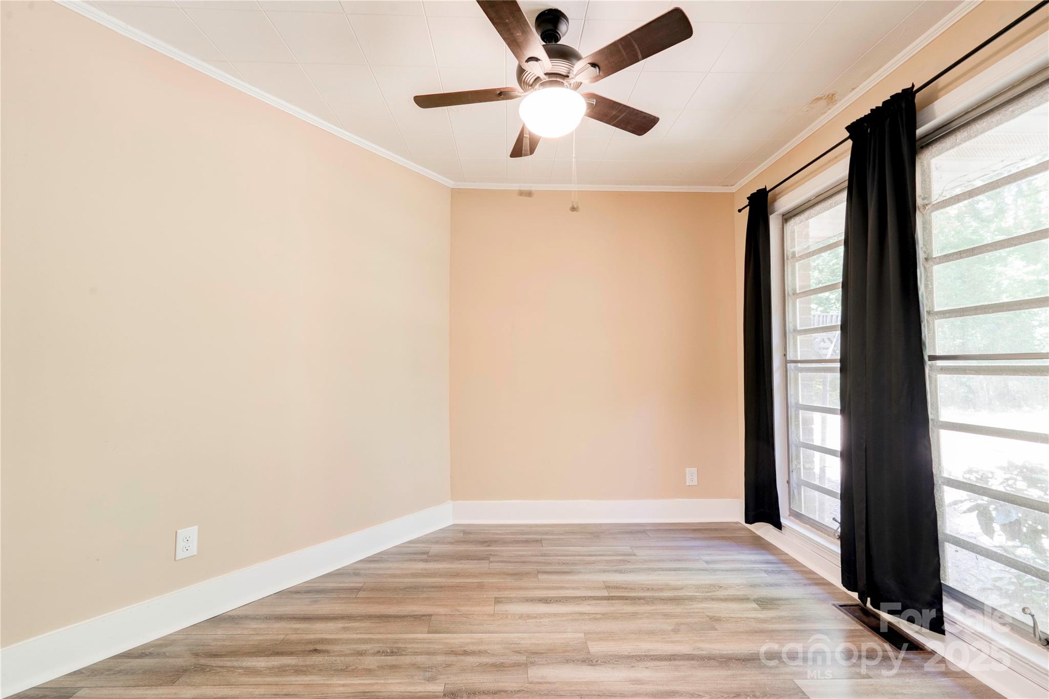 711 Groves Street Property Photo 29