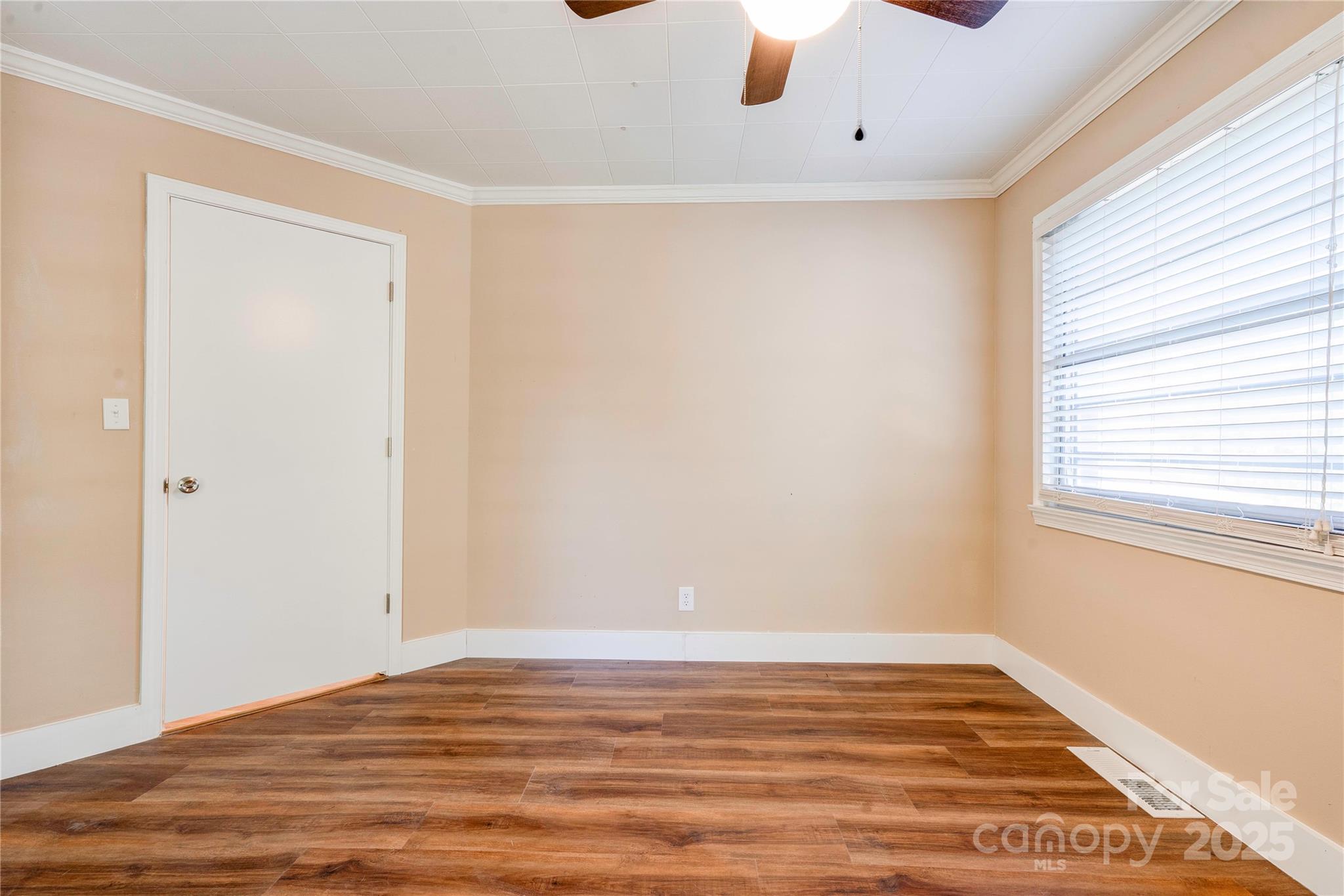 711 Groves Street Property Photo 31