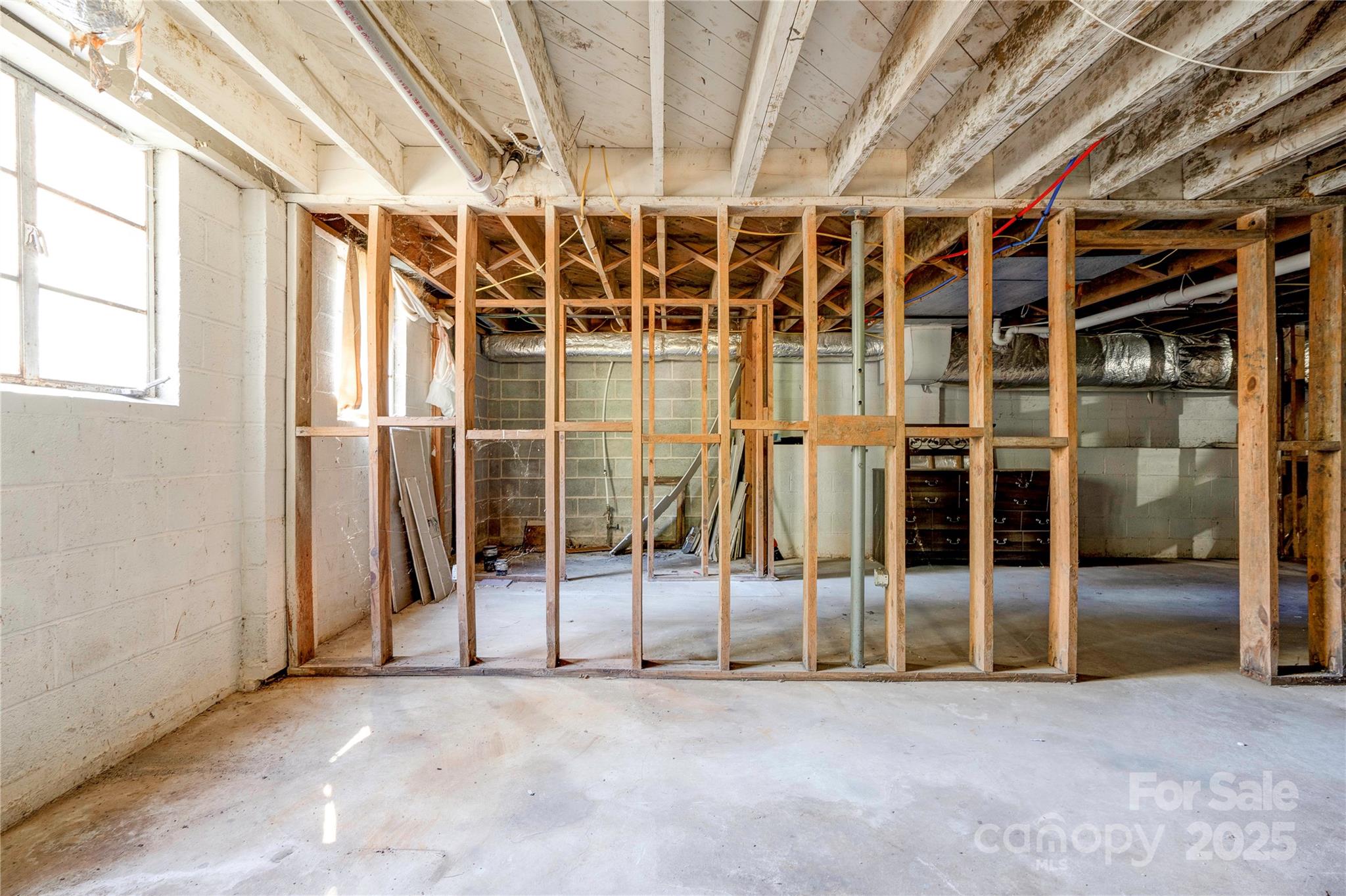 711 Groves Street Property Photo 33