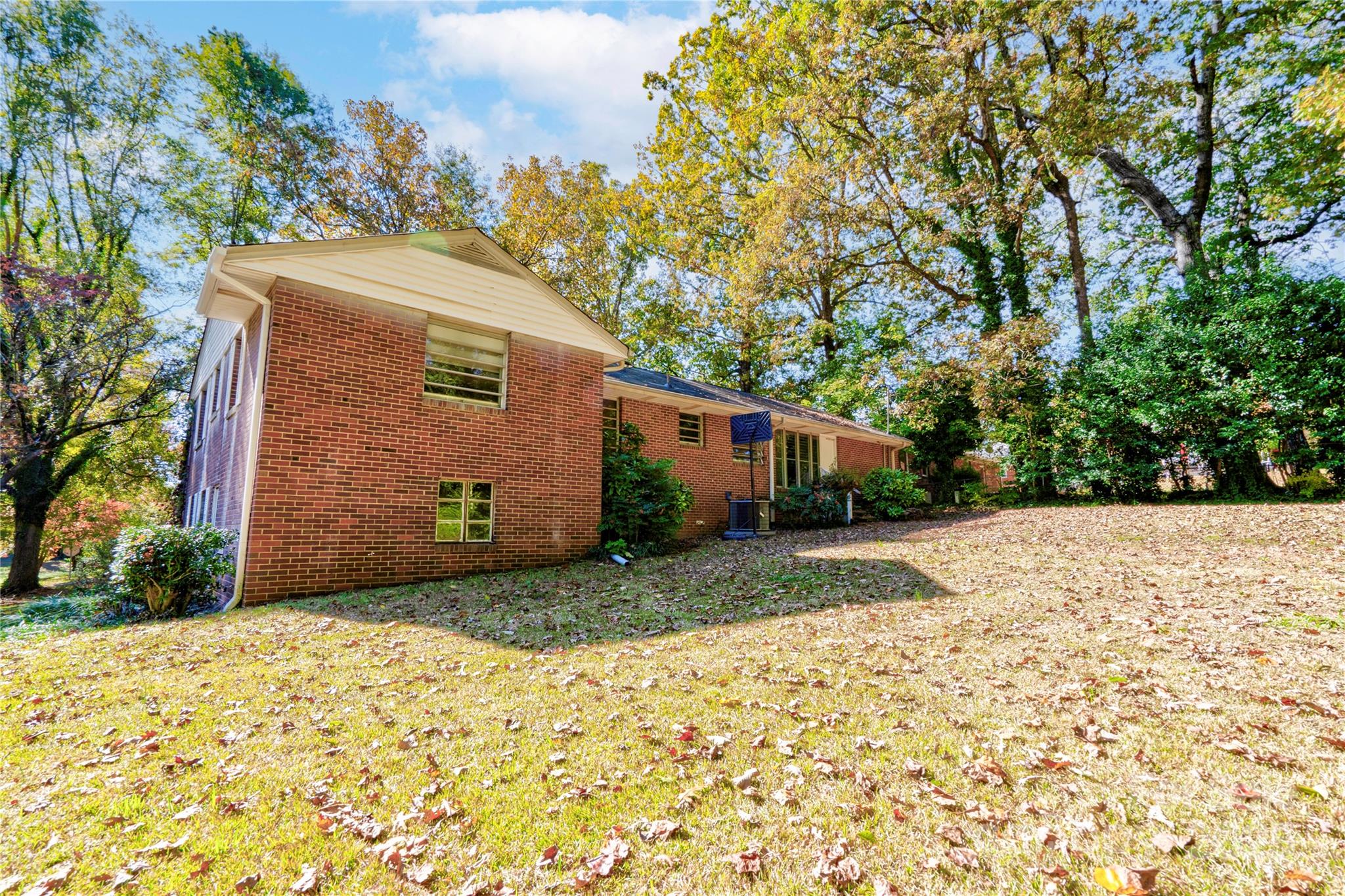 711 Groves Street Property Photo 37