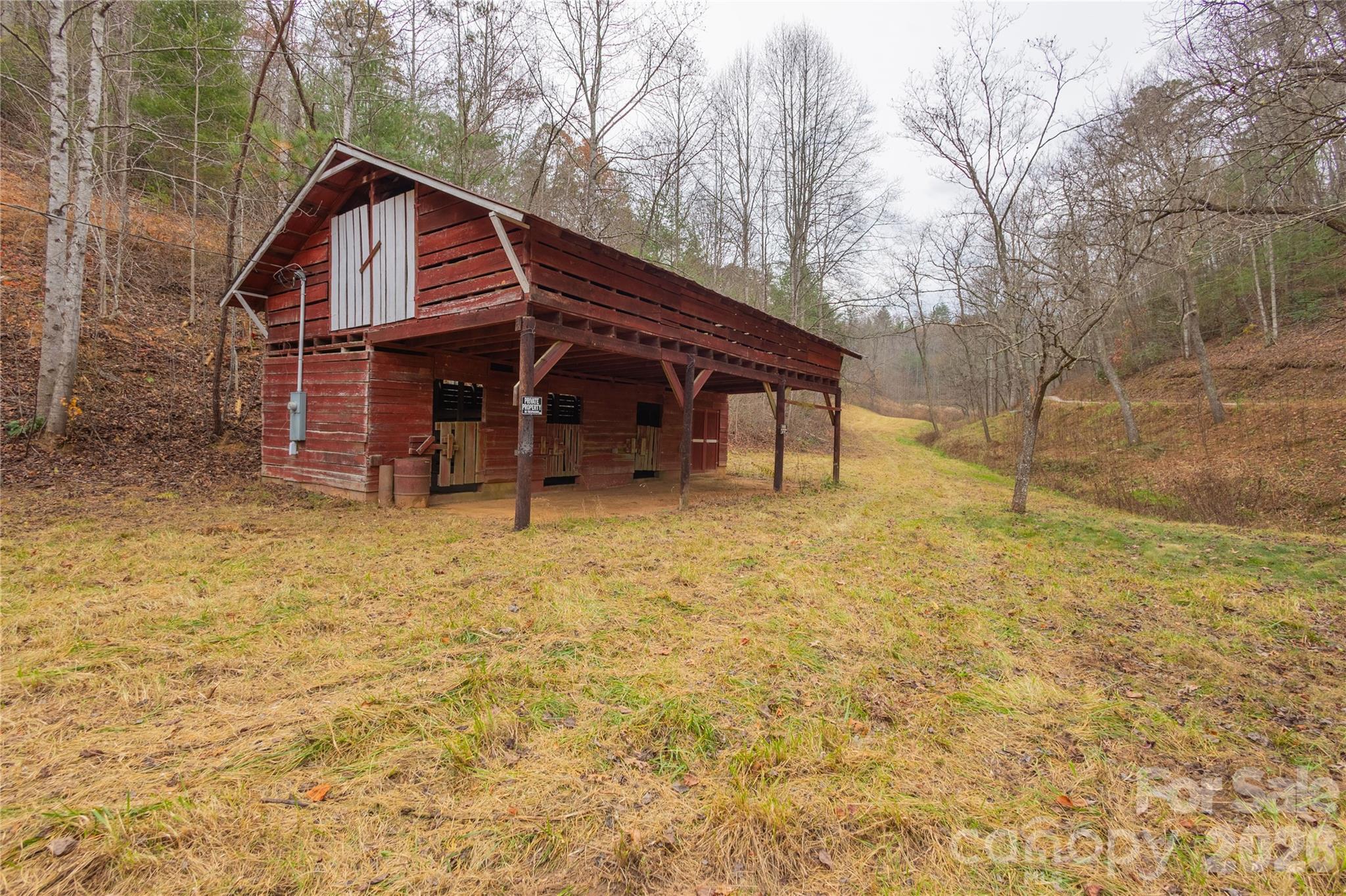 104 Robin Lane Property Photo 4