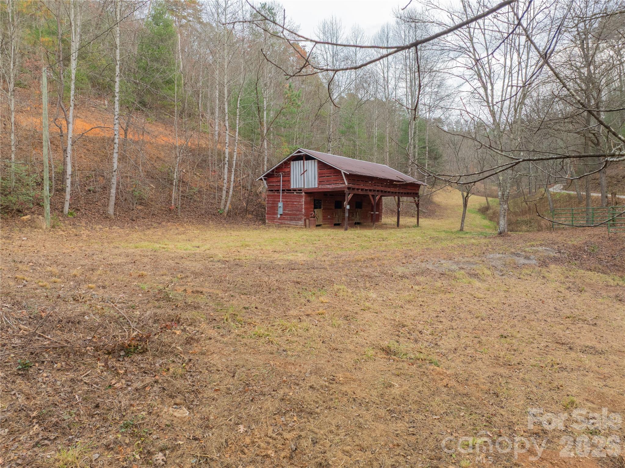 104 Robin Lane Property Photo 24