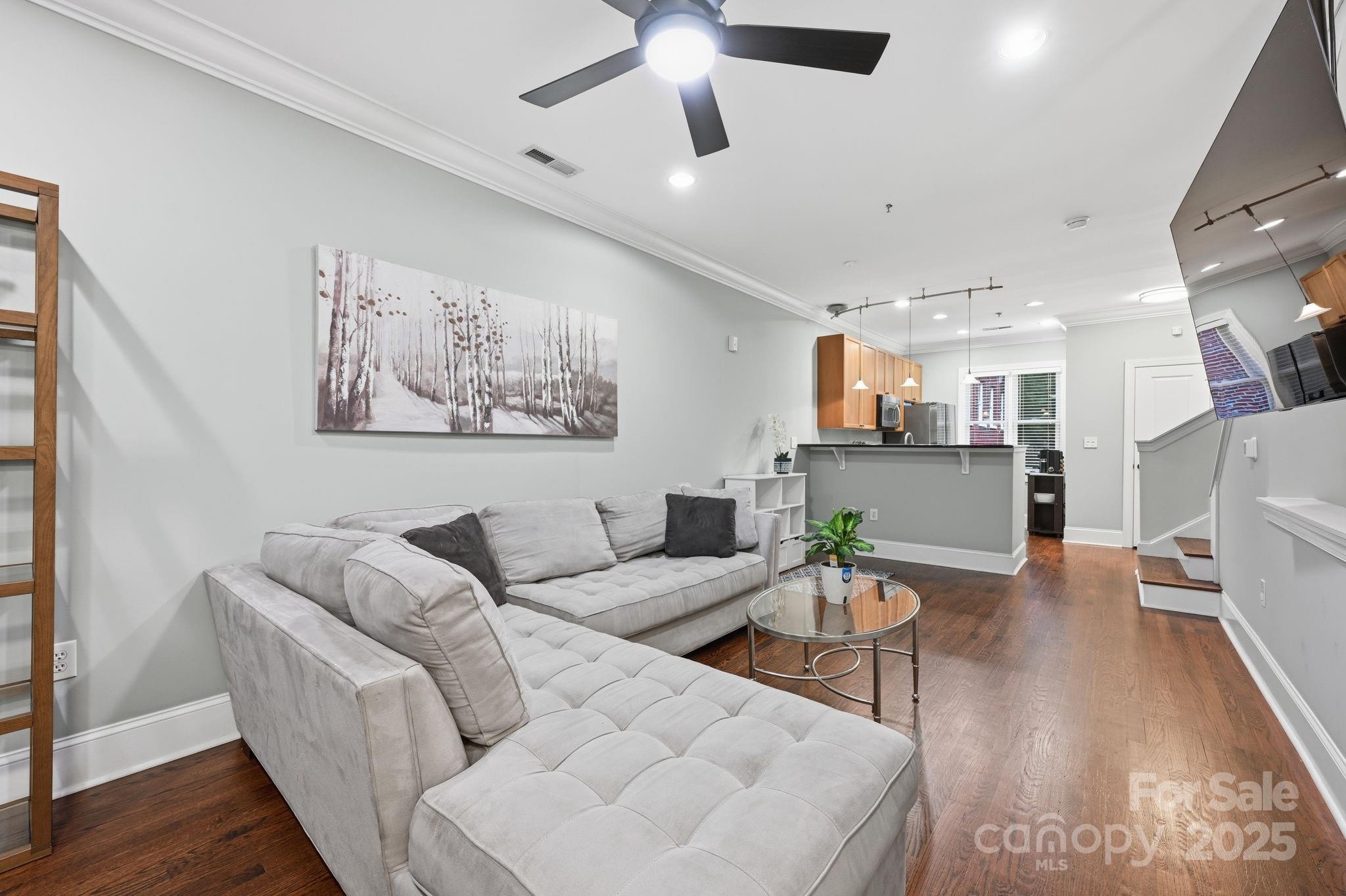 100 N Laurel Avenue 115 Property Photo 9