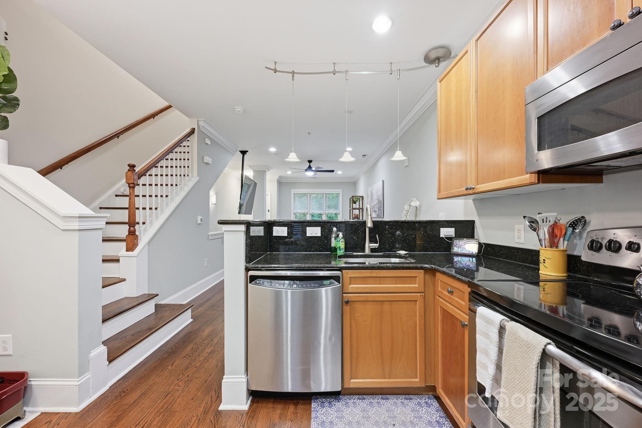 100 N Laurel Avenue 115 Property Photo 22