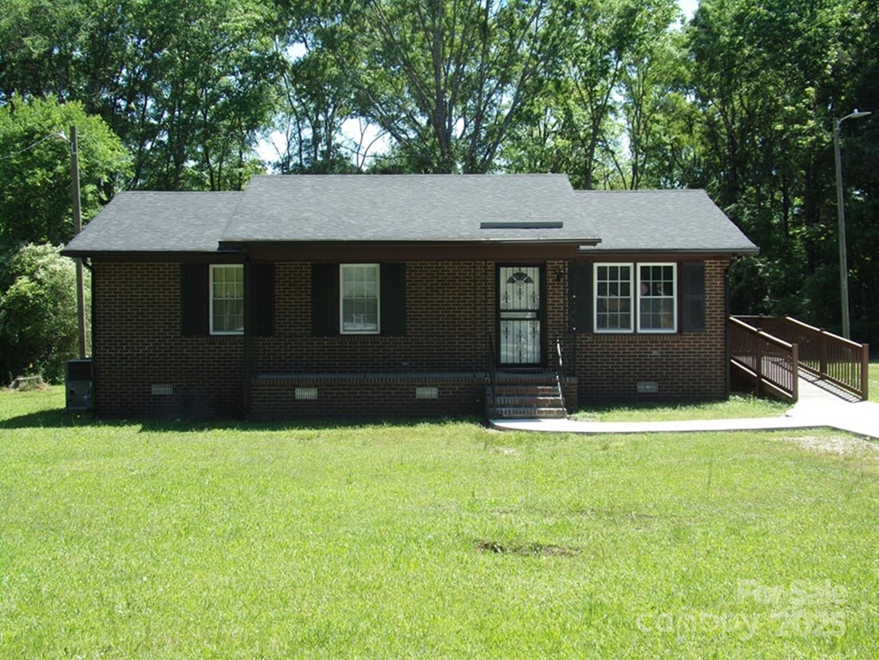 556 Roundtree Circle Property Photo 1