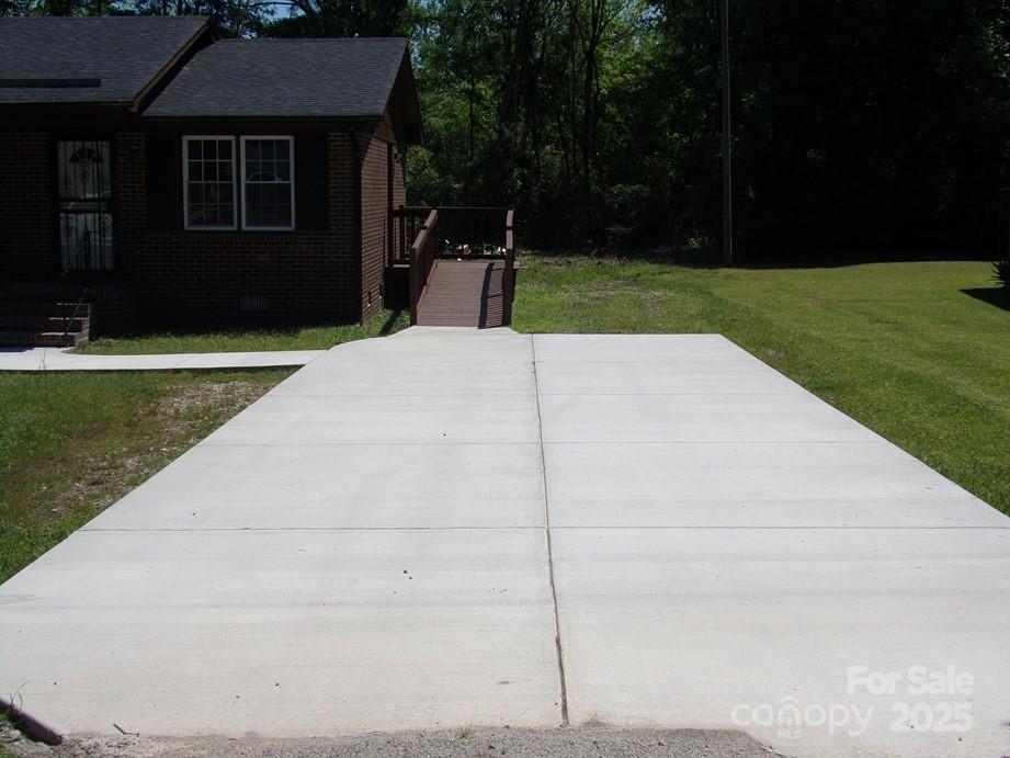 556 Roundtree Circle Property Photo 2