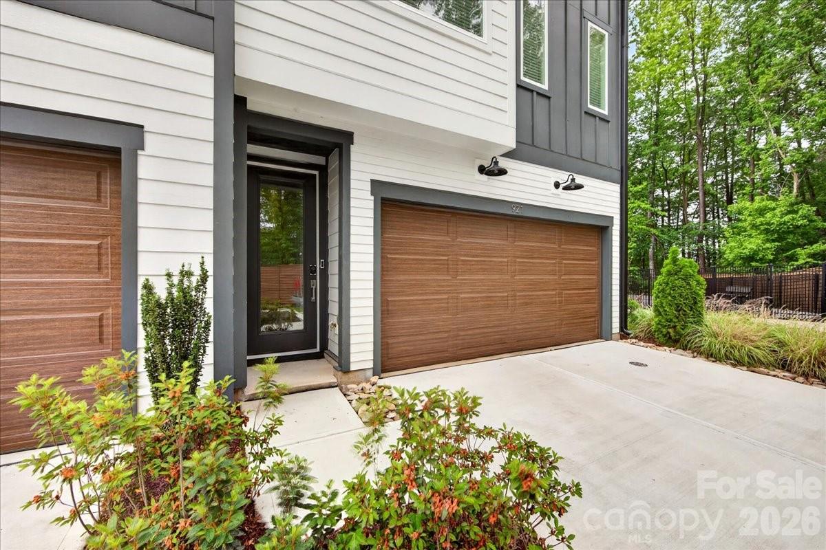 921 Archway Lane Property Photo 3