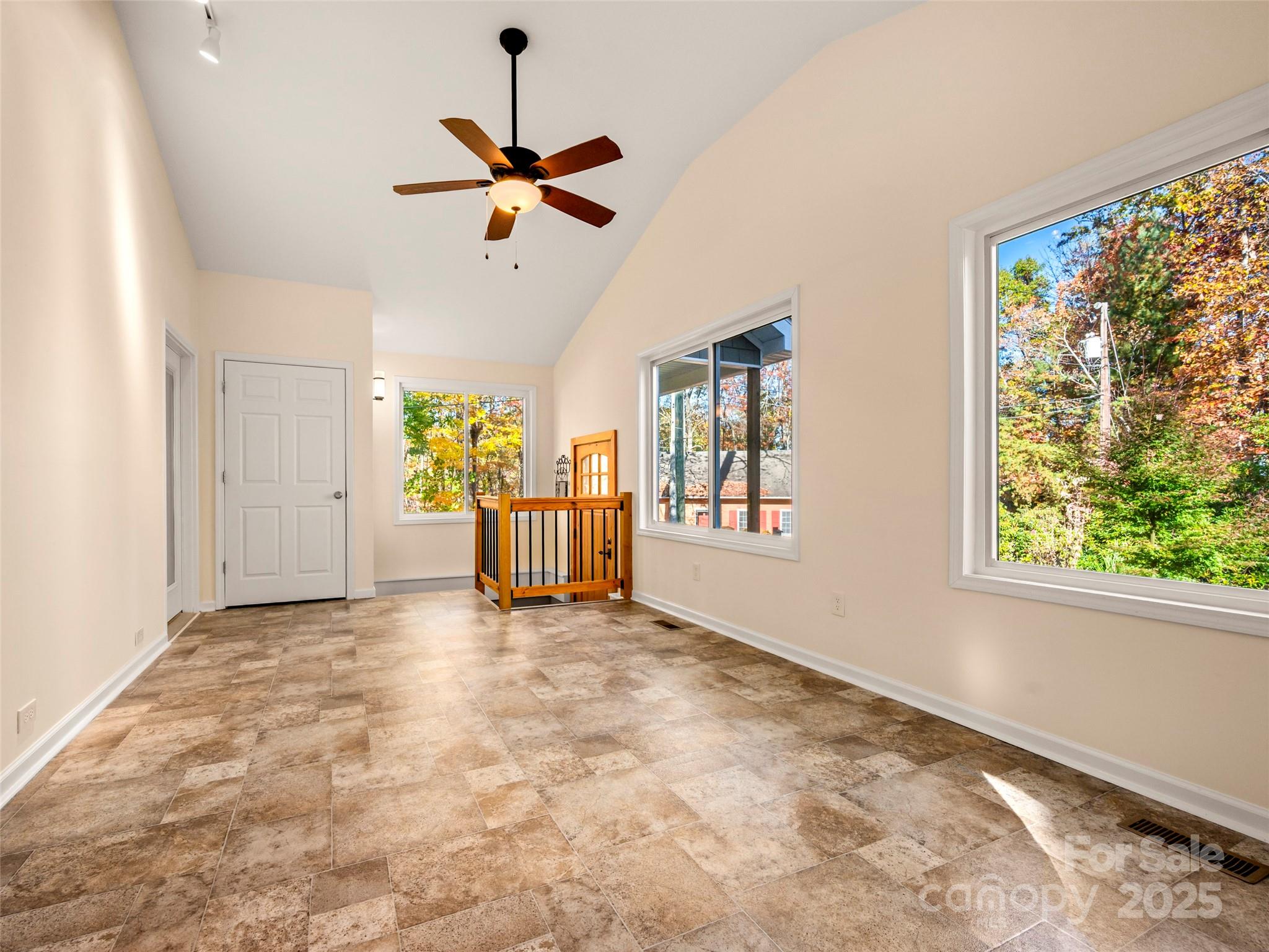 189 Friendly Circle Property Photo 8