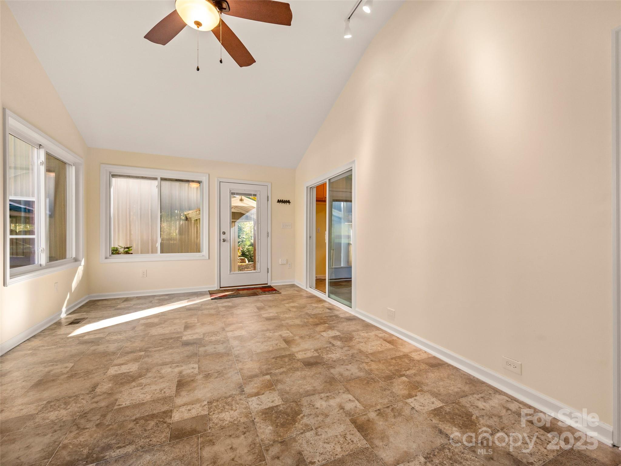 189 Friendly Circle Property Photo 9