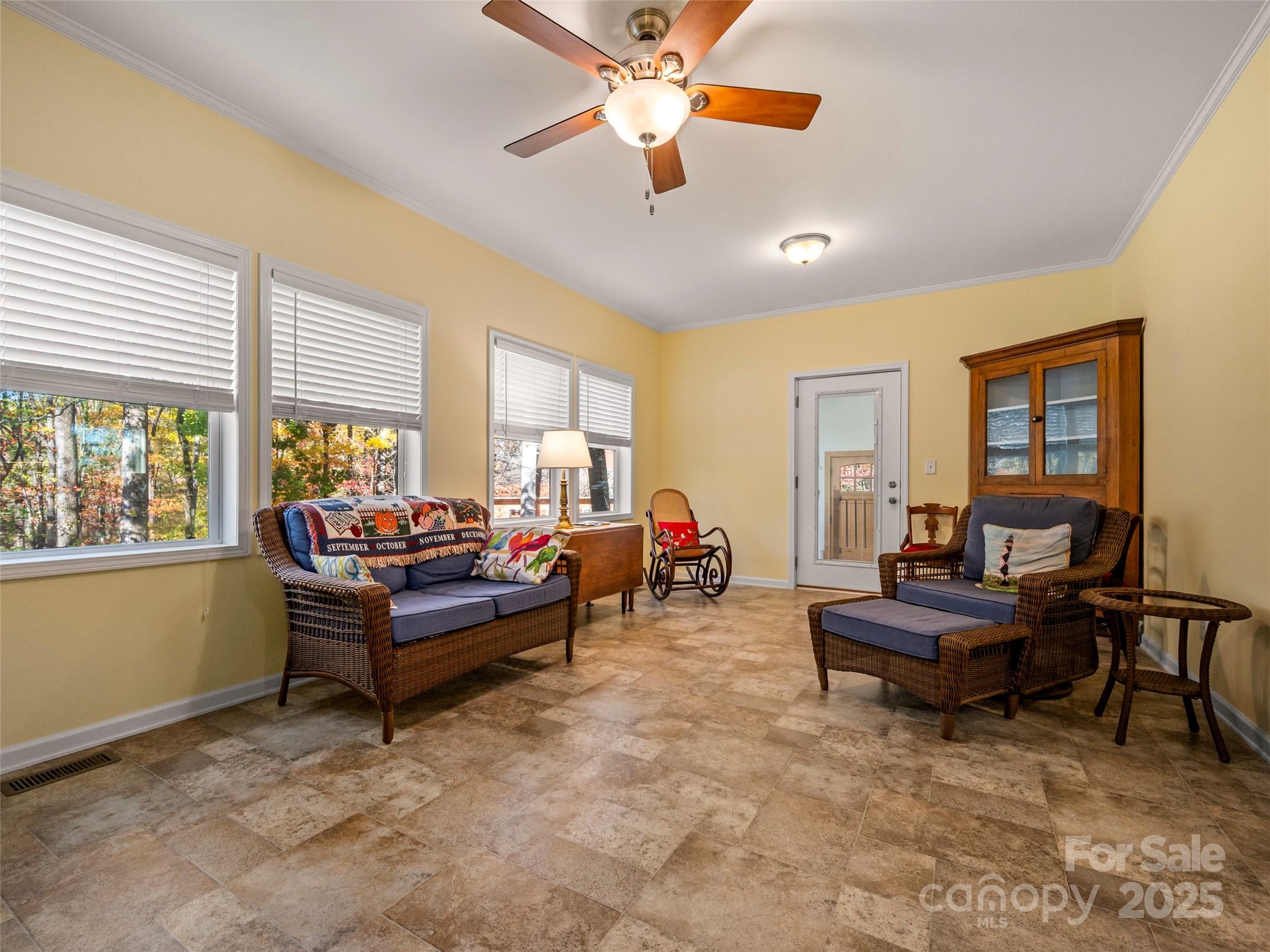 189 Friendly Circle Property Photo 16