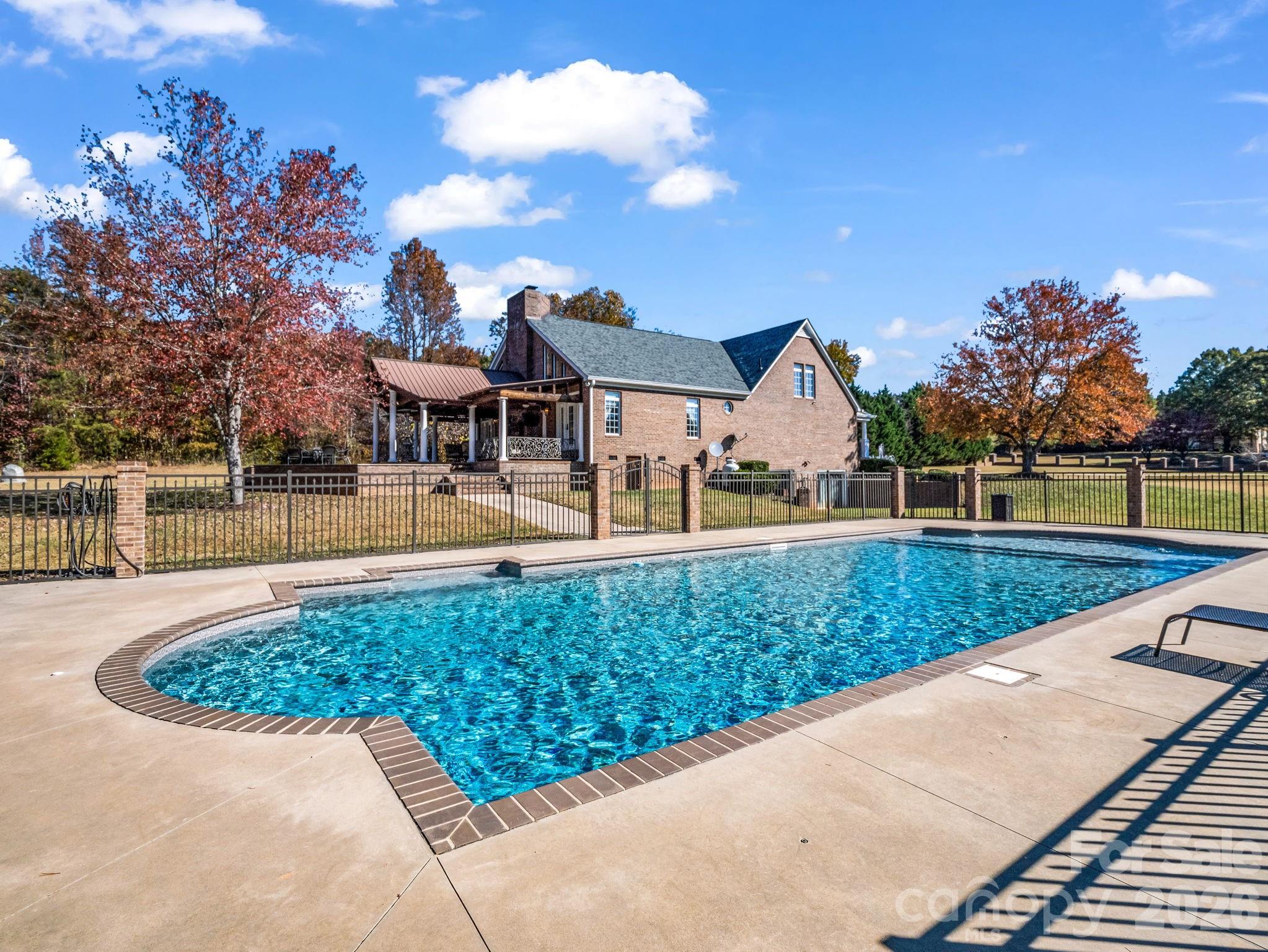 1102 S Mountain Road Property Photo 1