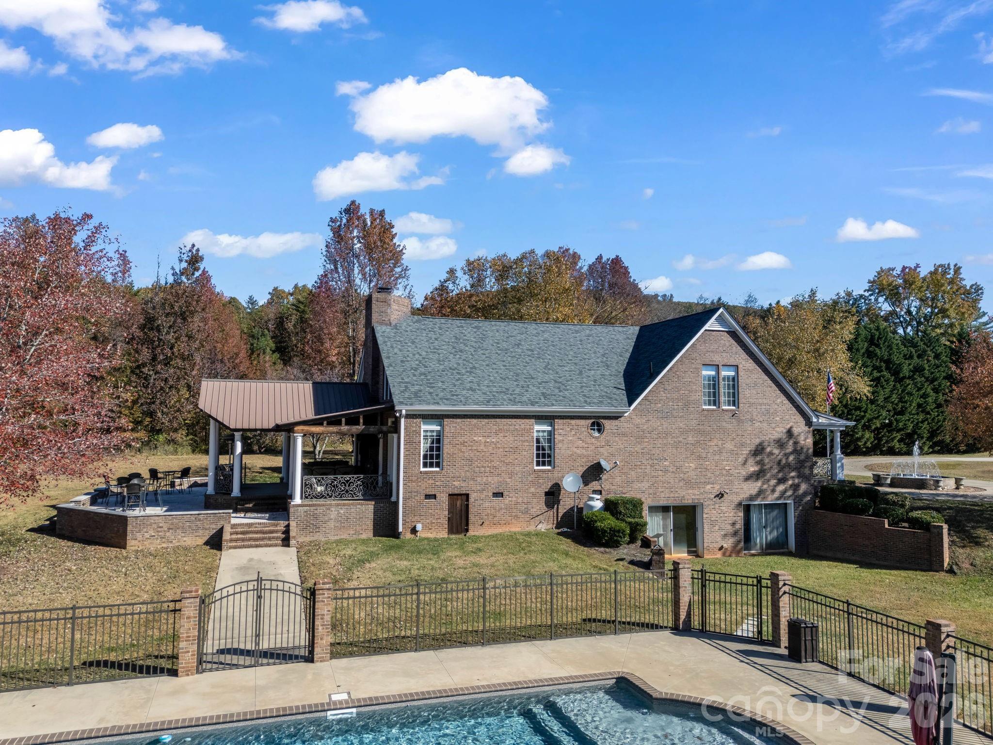 1102 S Mountain Road Property Photo 6