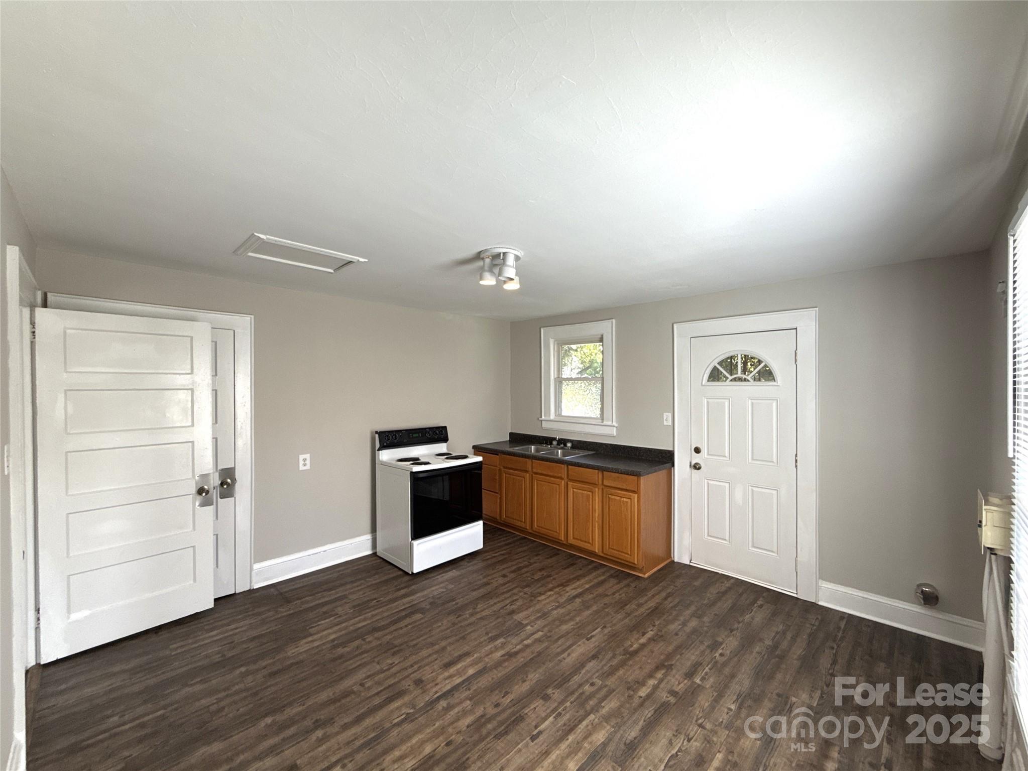 904 Harrill Street Property Photo 8