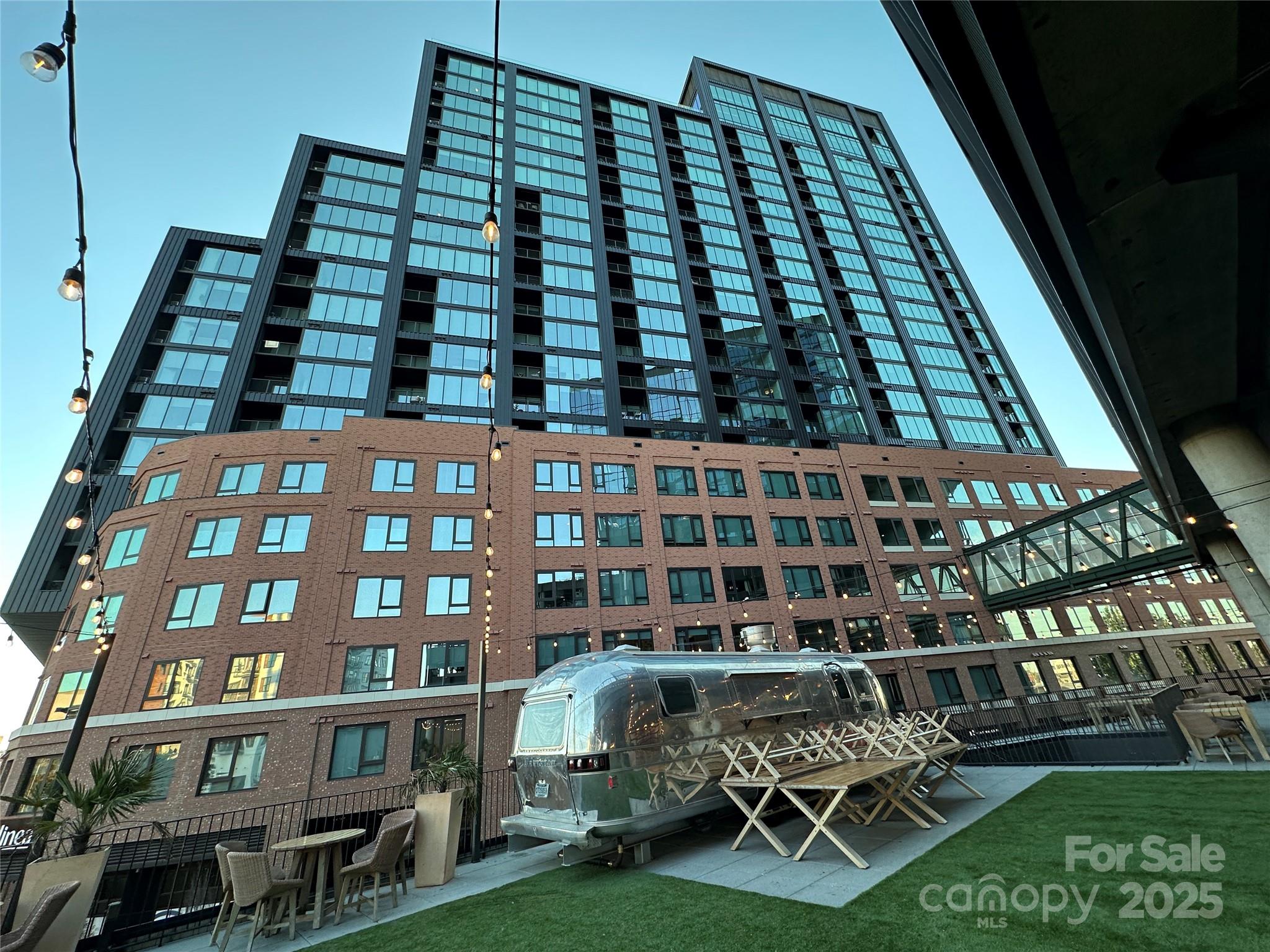 212 E Park Avenue Property Photo 6