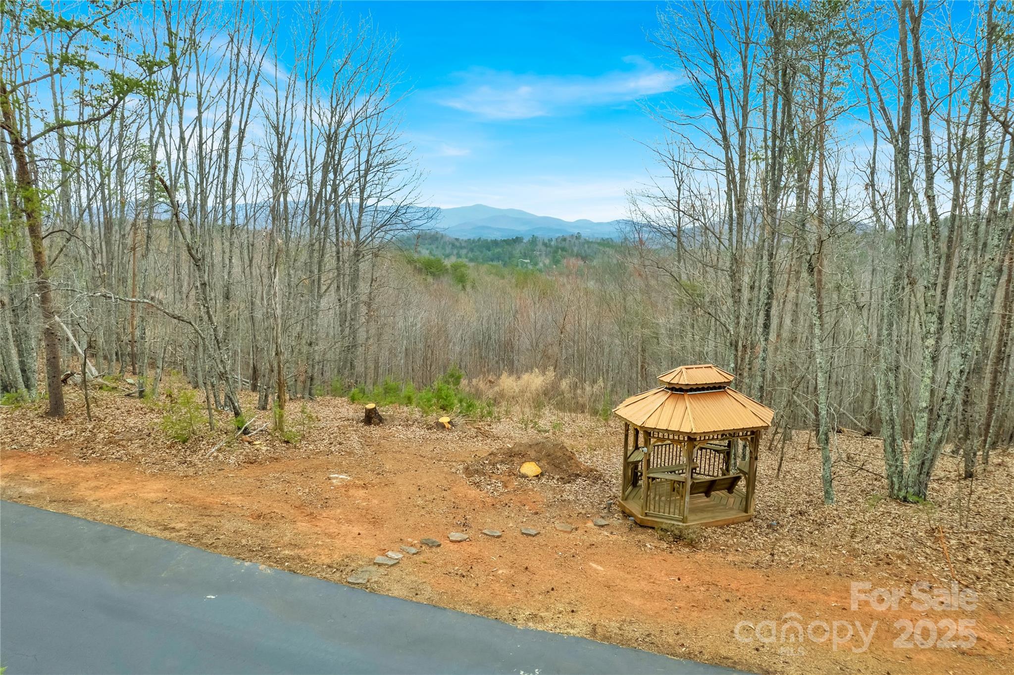 384 Woodgate Drive Property Photo 6