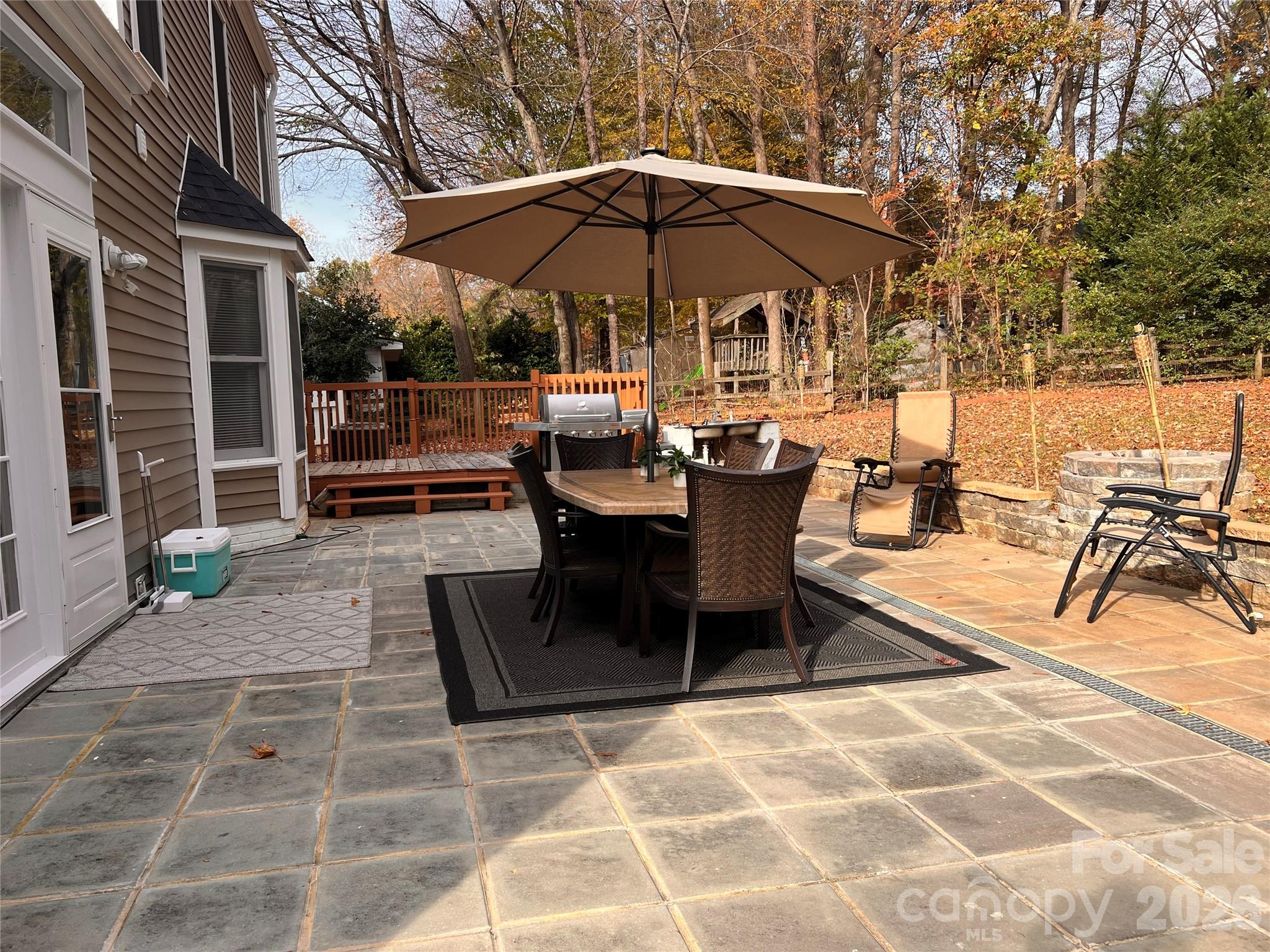 2913 Summerland Drive Property Photo 2